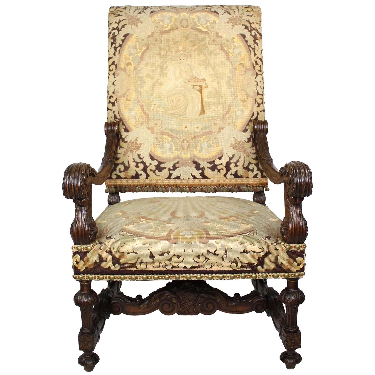 Fino sillón francés de estilo renacimiento barroco del siglo XIX-XX, de madera de nogal tallada y dorada y tapizado en punto de aguja, con reposabrazos tallados en forma de roleos y patas acanaladas. Los tapices representan cada uno a una doncella