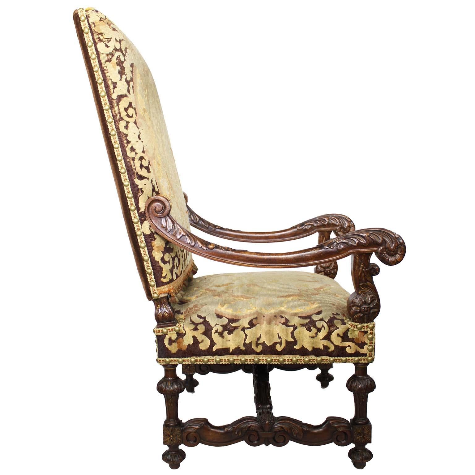 Sillón trono francés del siglo XIX, estilo renacimiento barroco, de nogal tallado con punto de aguja en venta 1