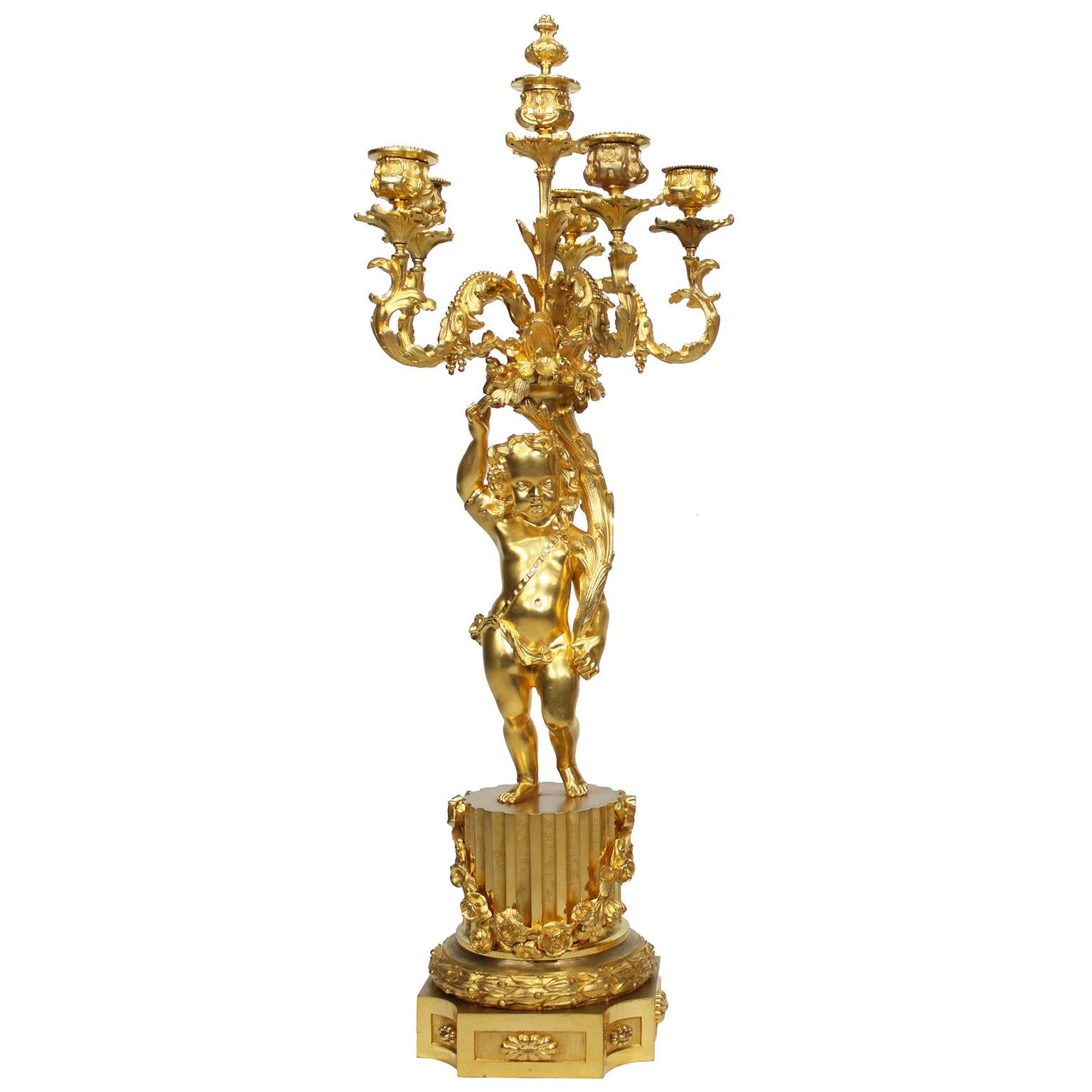 A.I.C. francese del XIX secolo, stile Luigi XV, orologio con cherubino in ormolu e candelabri in vendita 7