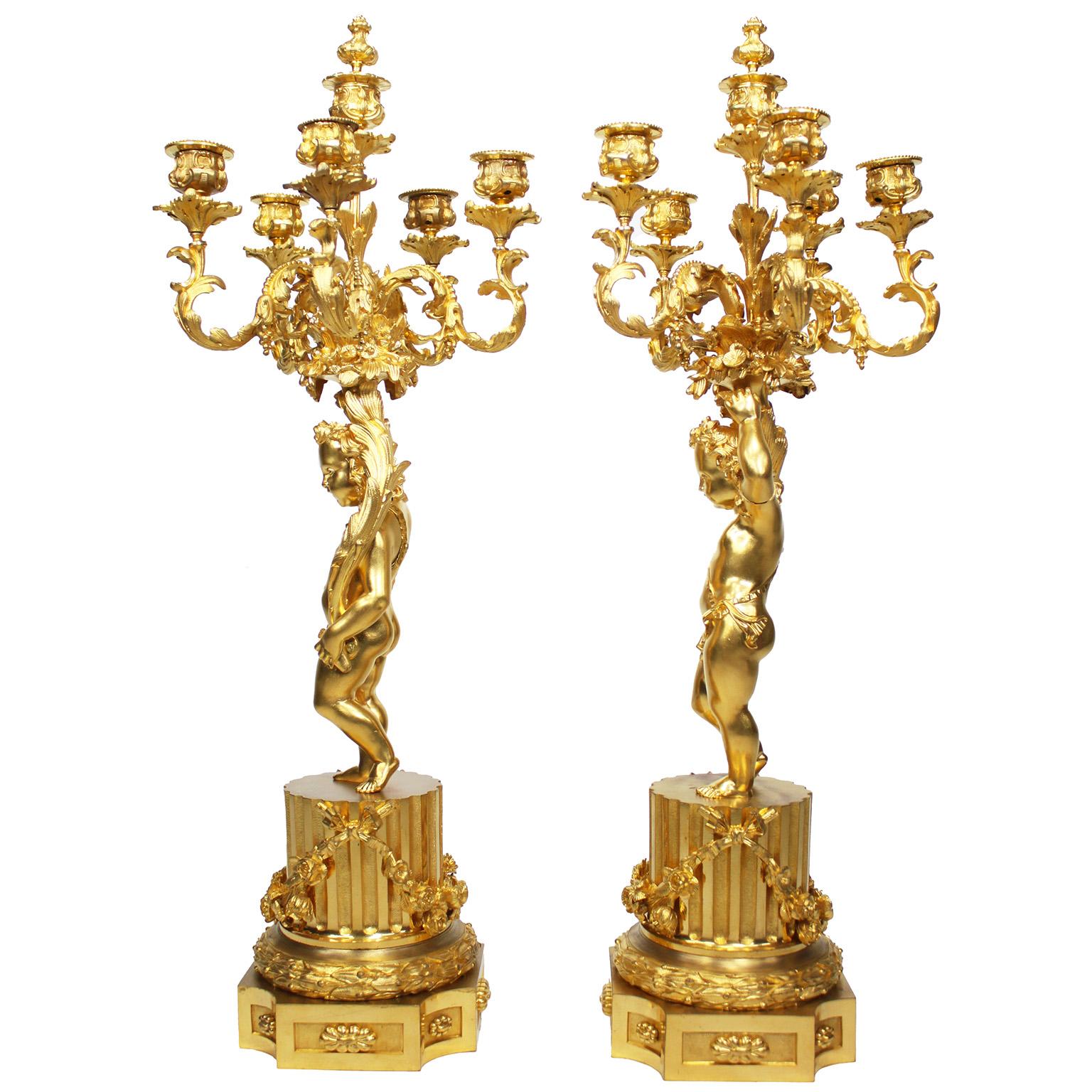 A.I.C. francese del XIX secolo, stile Luigi XV, orologio con cherubino in ormolu e candelabri in vendita 10