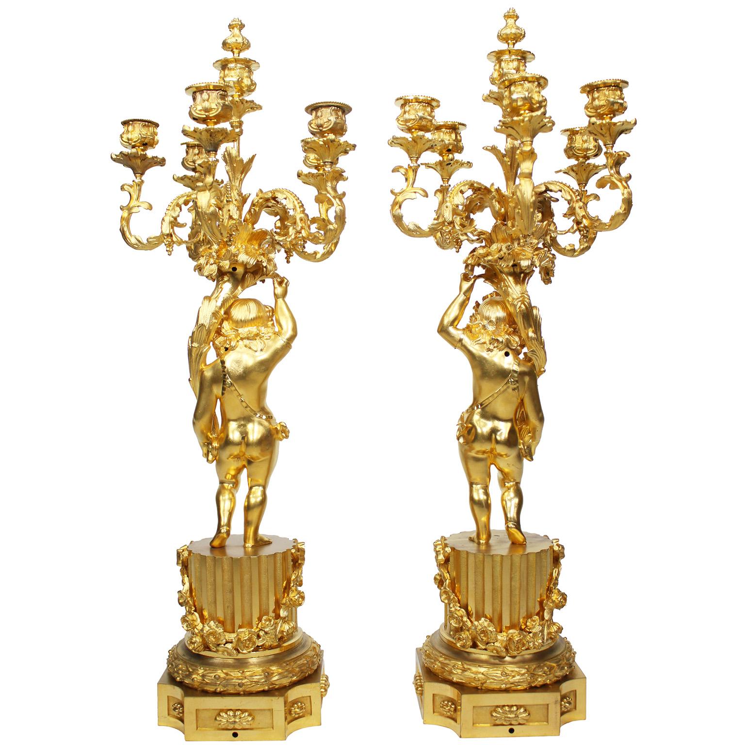 A.I.C. francese del XIX secolo, stile Luigi XV, orologio con cherubino in ormolu e candelabri in vendita 11