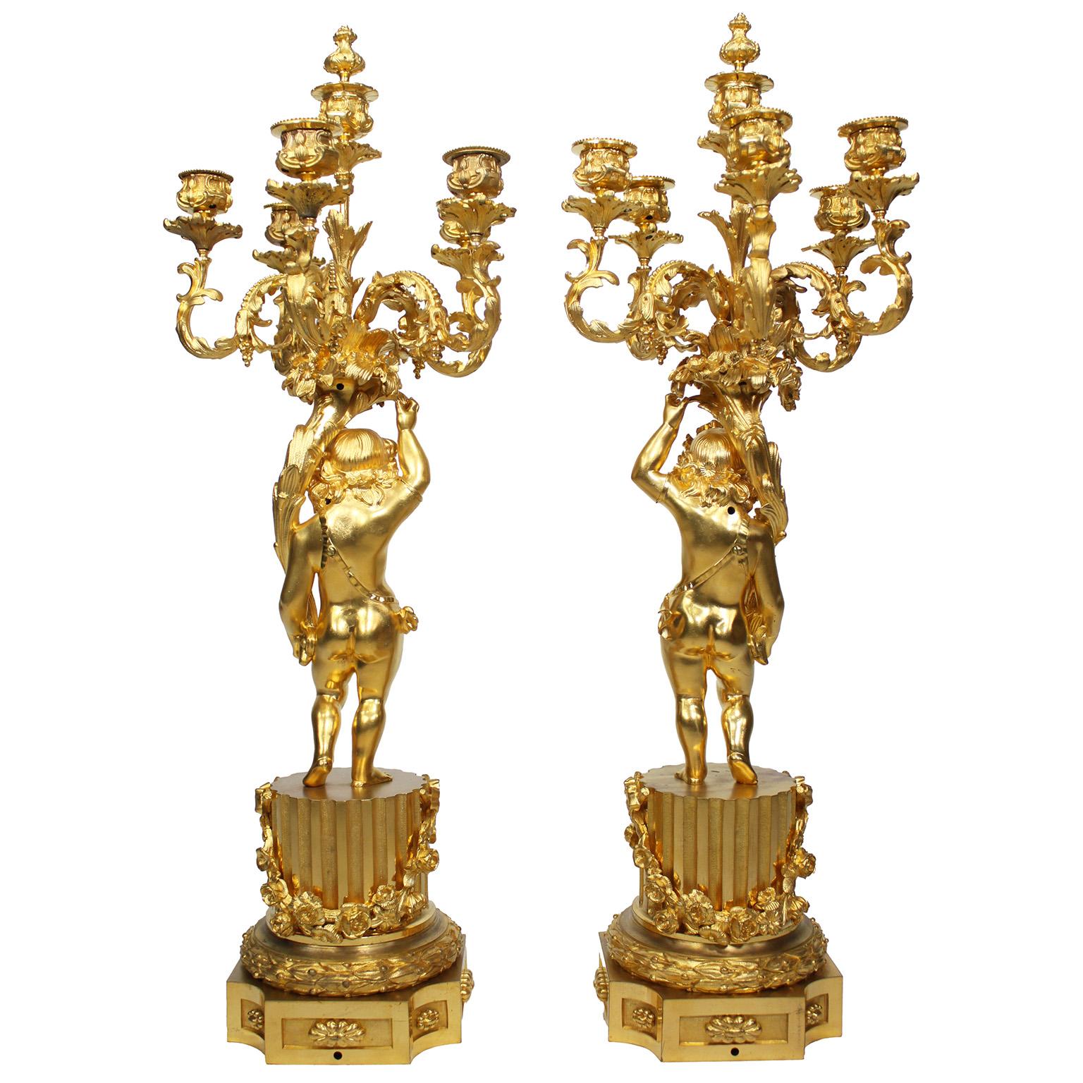 A.I.C. francese del XIX secolo, stile Luigi XV, orologio con cherubino in ormolu e candelabri in vendita 13