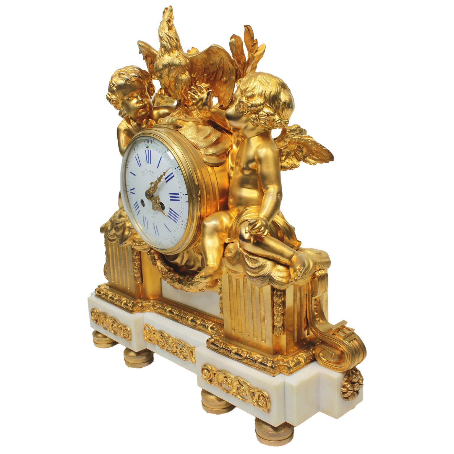 Un raffinato orologio da caminetto figurato in bronzo dorato e marmo bianco e un set di candelabri assemblato in stile Luigi XV del XIX secolo. Il corpo dell'orologio finemente cesellato in ormolu, con l'originale doratura al mercurio in due