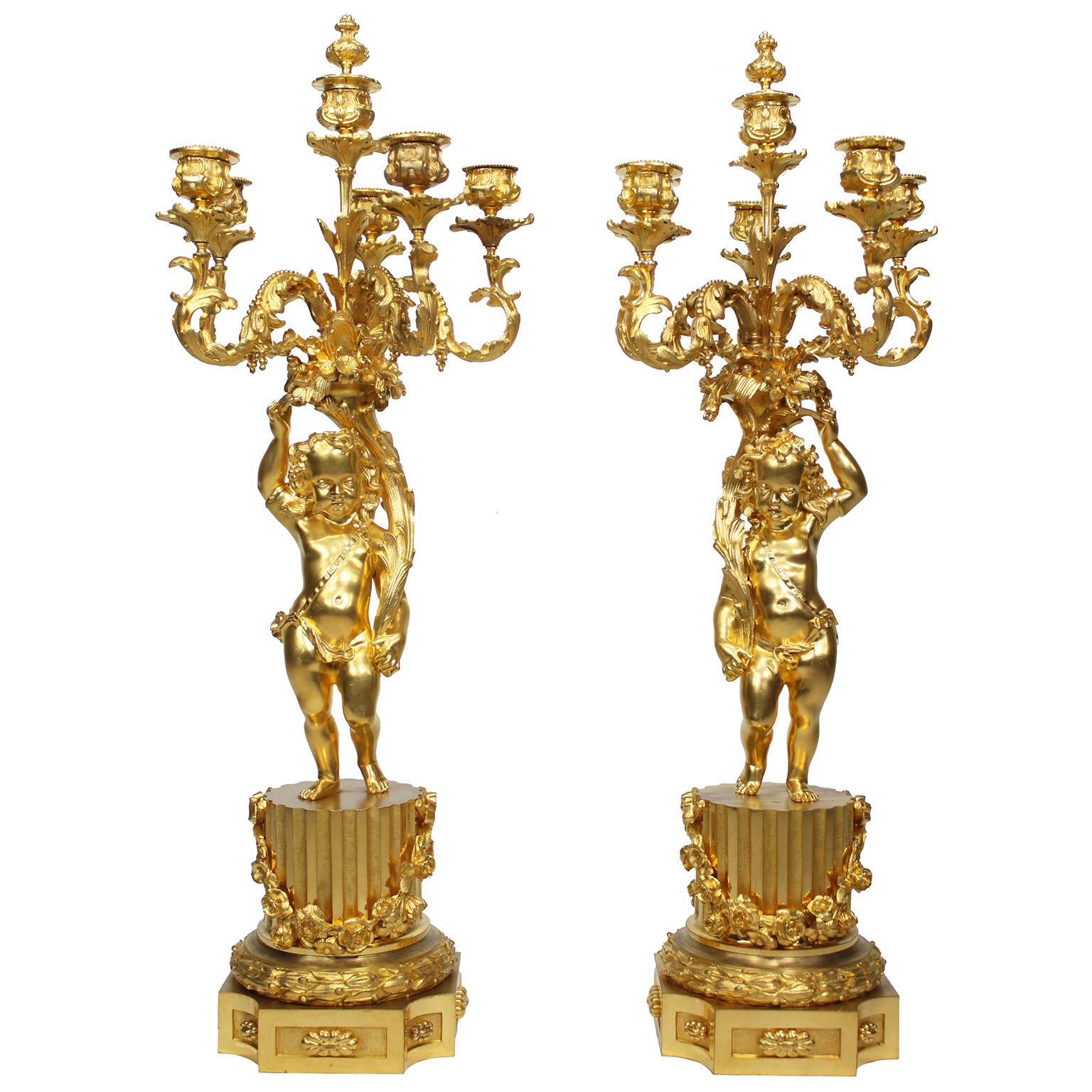 Francese A.I.C. francese del XIX secolo, stile Luigi XV, orologio con cherubino in ormolu e candelabri in vendita