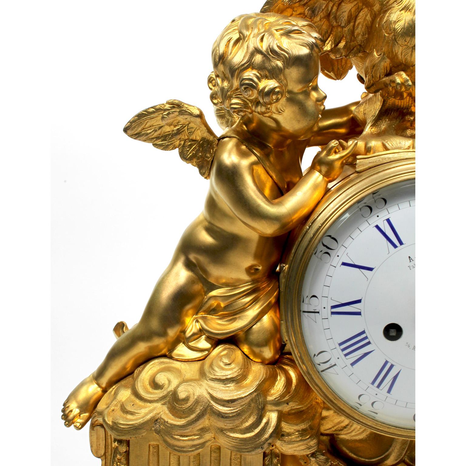 Bronzo A.I.C. francese del XIX secolo, stile Luigi XV, orologio con cherubino in ormolu e candelabri in vendita