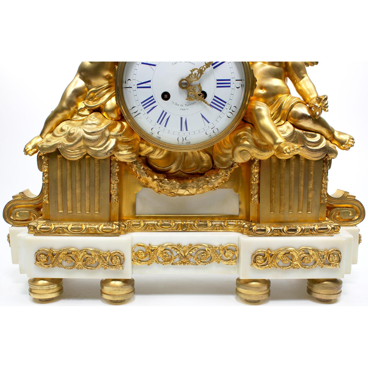 A.I.C. francese del XIX secolo, stile Luigi XV, orologio con cherubino in ormolu e candelabri in vendita 1