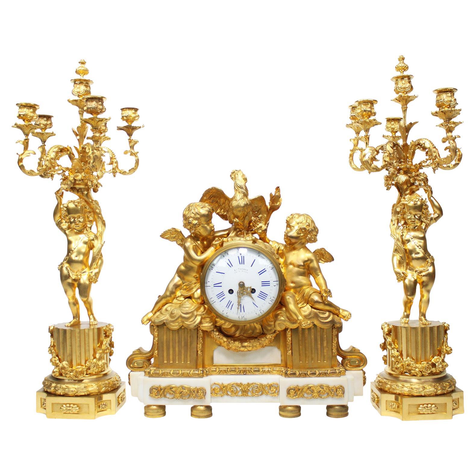 A.I.C. francese del XIX secolo, stile Luigi XV, orologio con cherubino in ormolu e candelabri in vendita