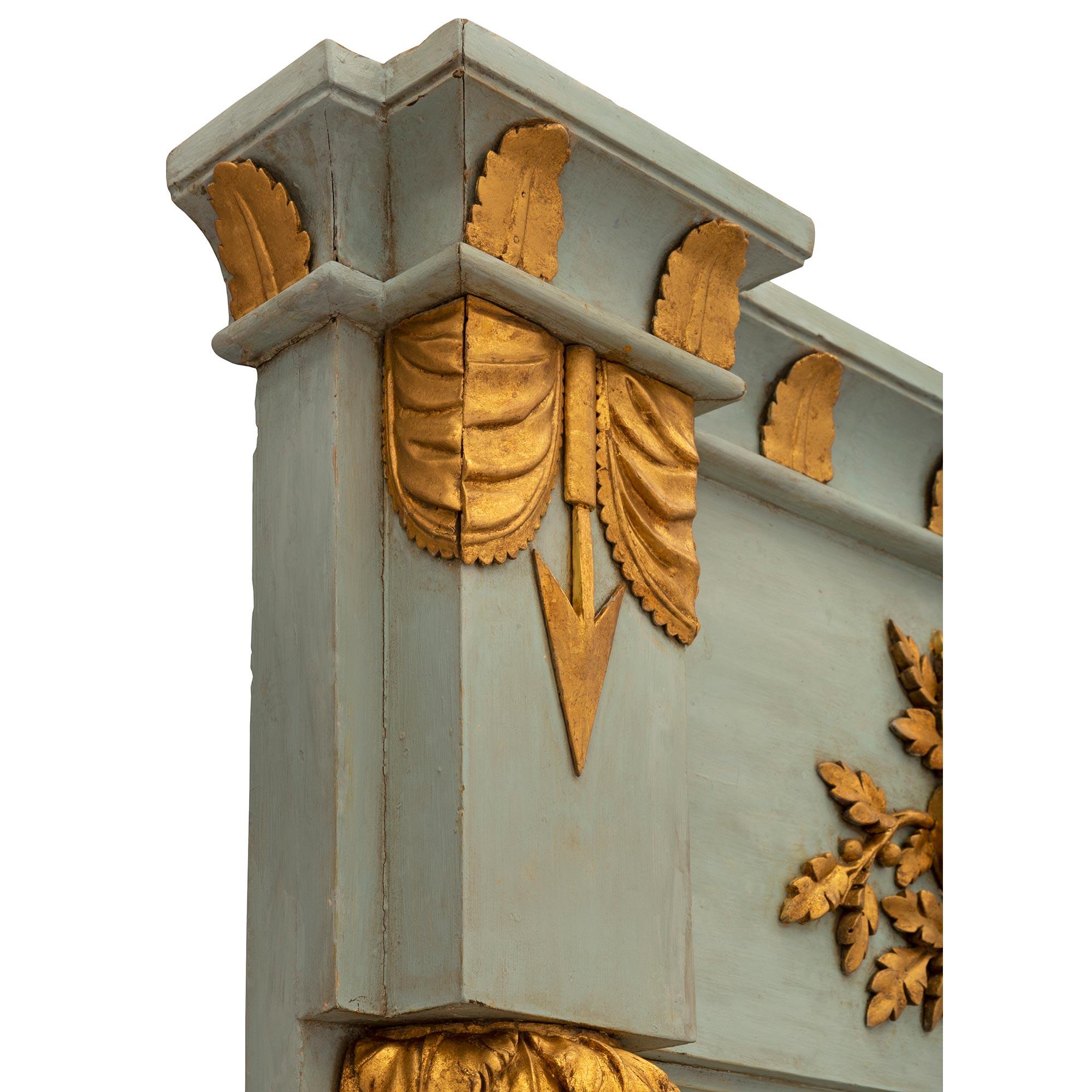 Patiné Miroir français du 19ème siècle d'époque 1er Empire en bois patiné et doré, vers 1805 en vente