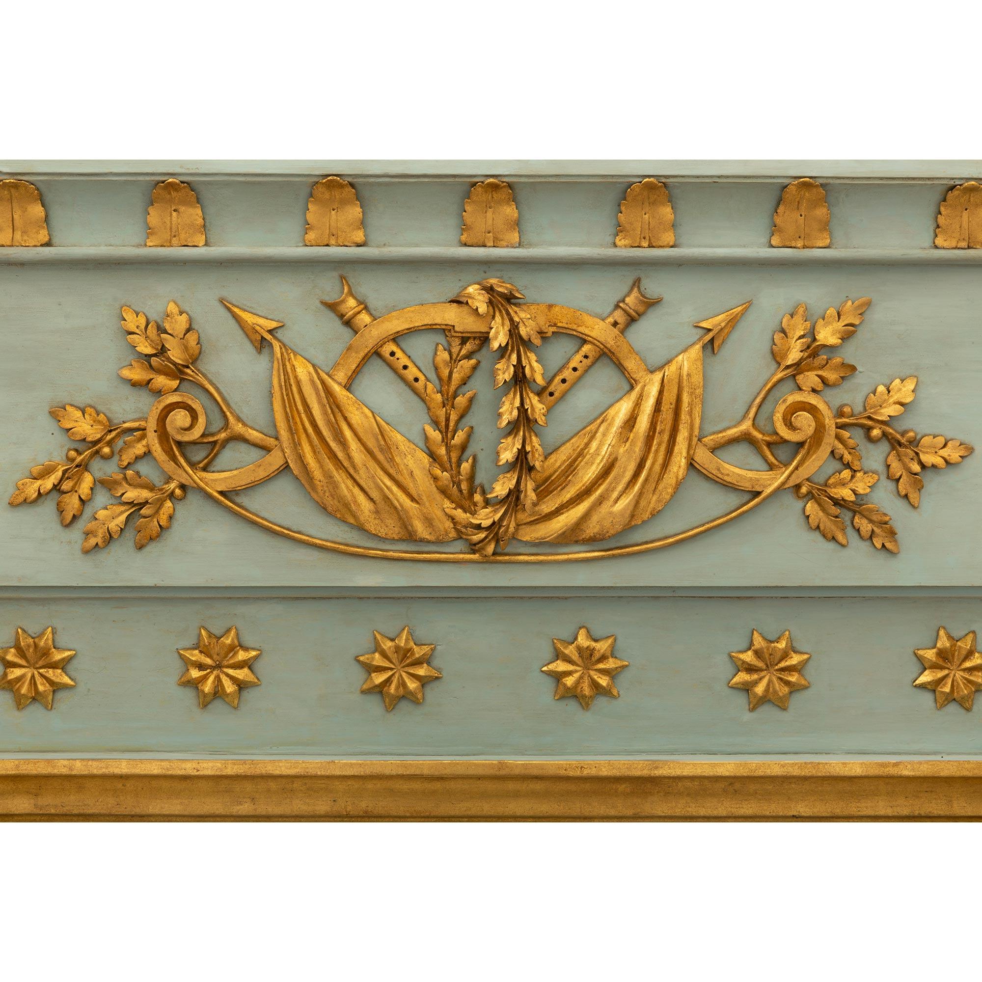 Specchio francese del XIX secolo del primo periodo Impero in legno patinato e dorato, circa 1805 In condizioni buone in vendita a West Palm Beach, FL