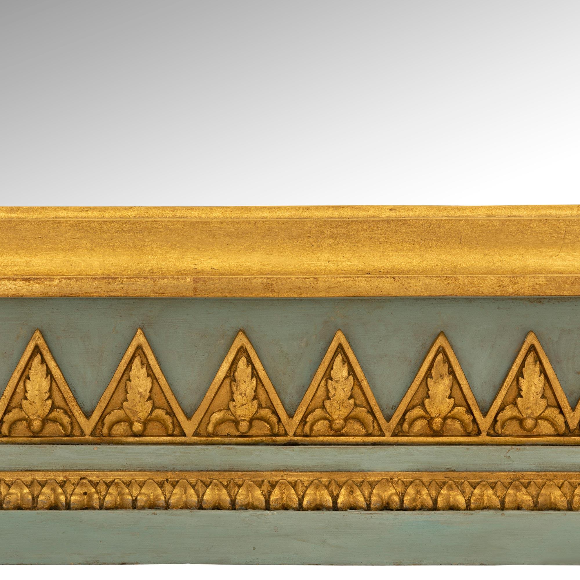 Miroir français du 19ème siècle d'époque 1er Empire en bois patiné et doré, vers 1805 en vente 2