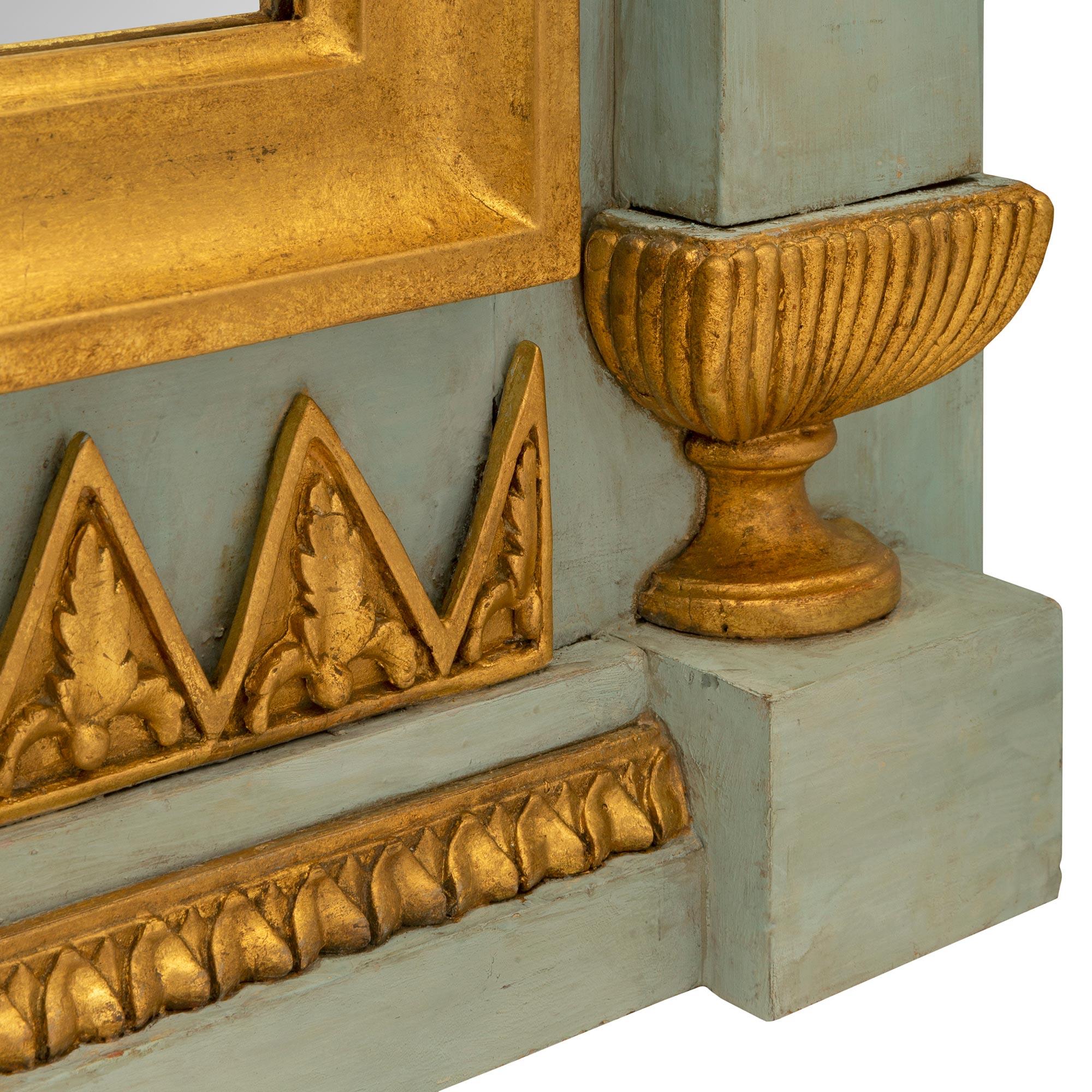 Miroir français du 19ème siècle d'époque 1er Empire en bois patiné et doré, vers 1805 en vente 3