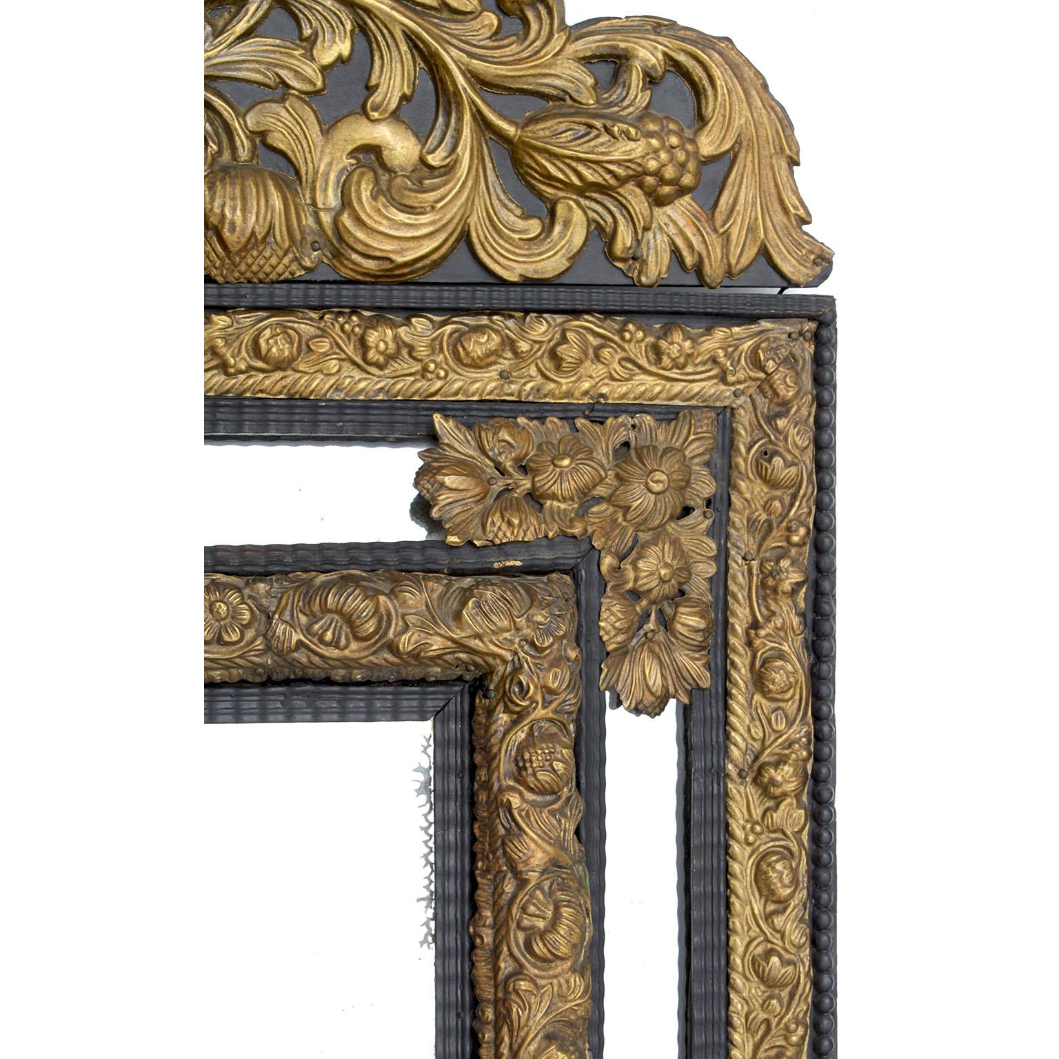 Français Cadre de miroir repoussé en laiton doré Hammer, de style baroque français du 19e siècle en vente