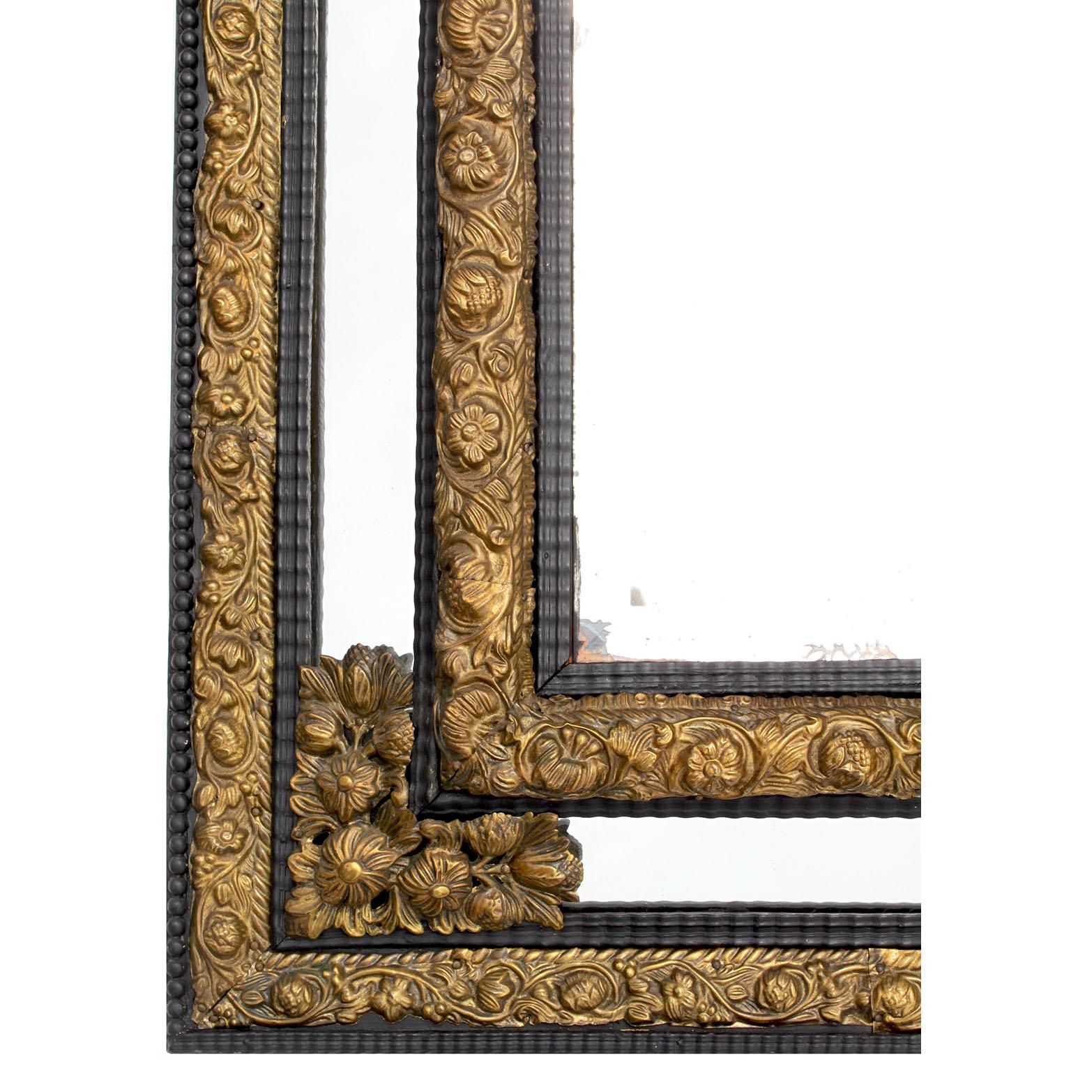 Ébénisé Cadre de miroir repoussé en laiton doré Hammer, de style baroque français du 19e siècle en vente