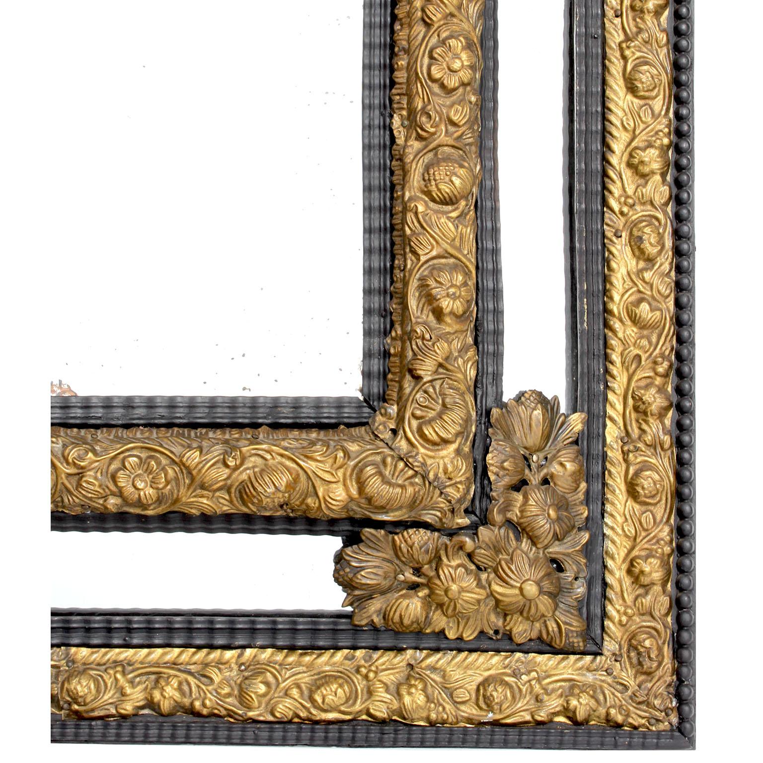 Cadre de miroir repoussé en laiton doré Hammer, de style baroque français du 19e siècle Bon état - En vente à Los Angeles, CA