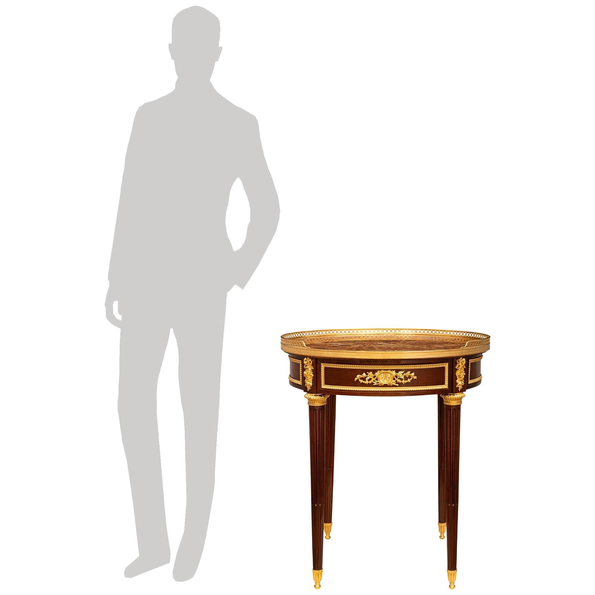 Ein eleganter und äußerst dekorativer französischer Beistelltisch aus der Belle Époque des 19. Jahrhunderts aus Mahagoni, Ormolu und Brèche D'Alep-Marmor, zugeschrieben Francois Linke. Dieser beeindruckende runde, freistehende Beistelltisch steht