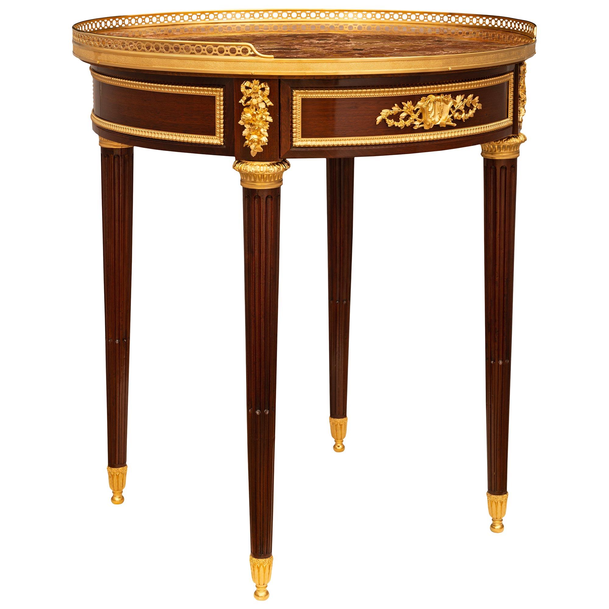 Französischer Marmor-Beistelltisch aus der Belle Epoque des 19. Jahrhunderts im Stil Louis XVI (Louis XVI.) im Angebot