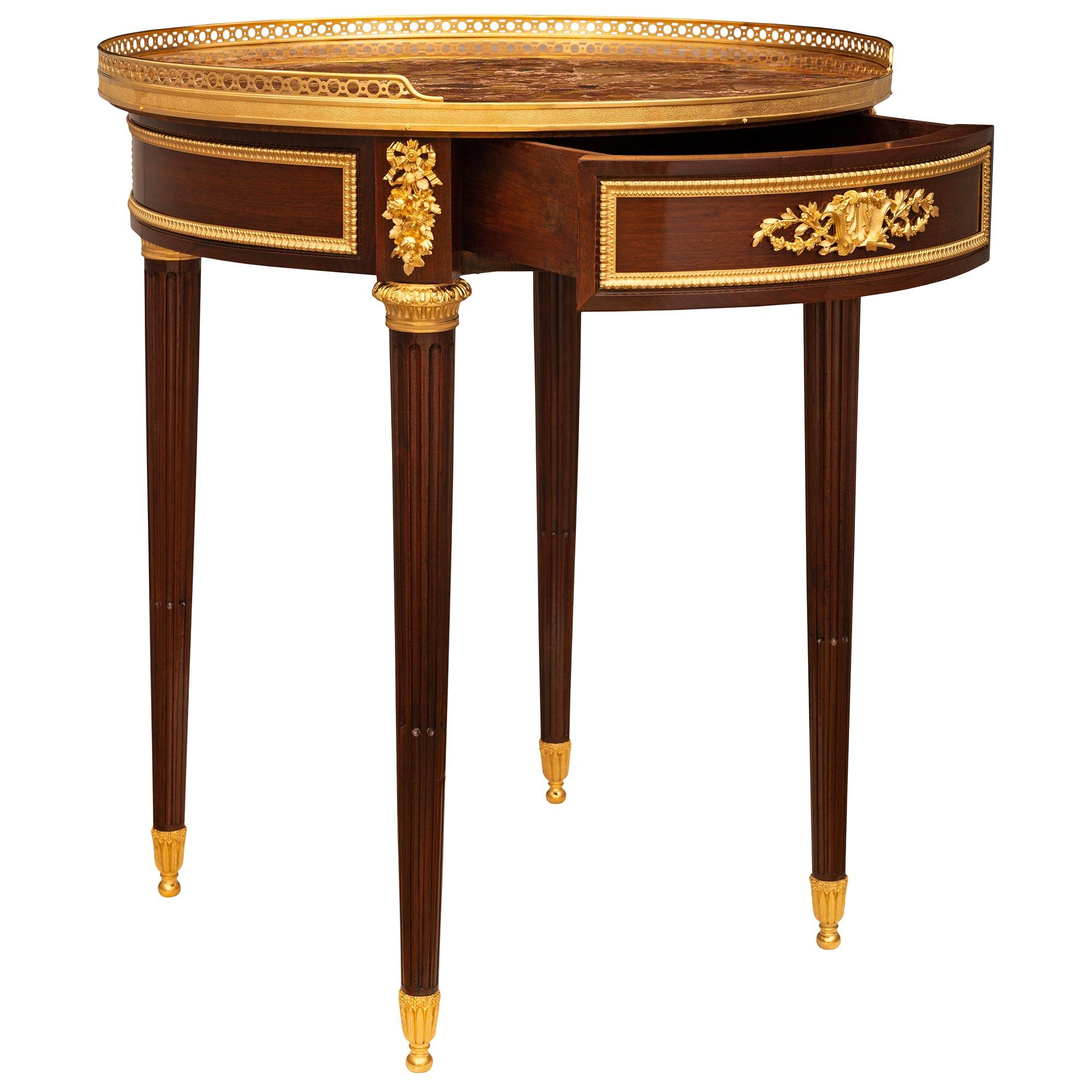 Französischer Marmor-Beistelltisch aus der Belle Epoque des 19. Jahrhunderts im Stil Louis XVI im Zustand „Gut“ im Angebot in West Palm Beach, FL
