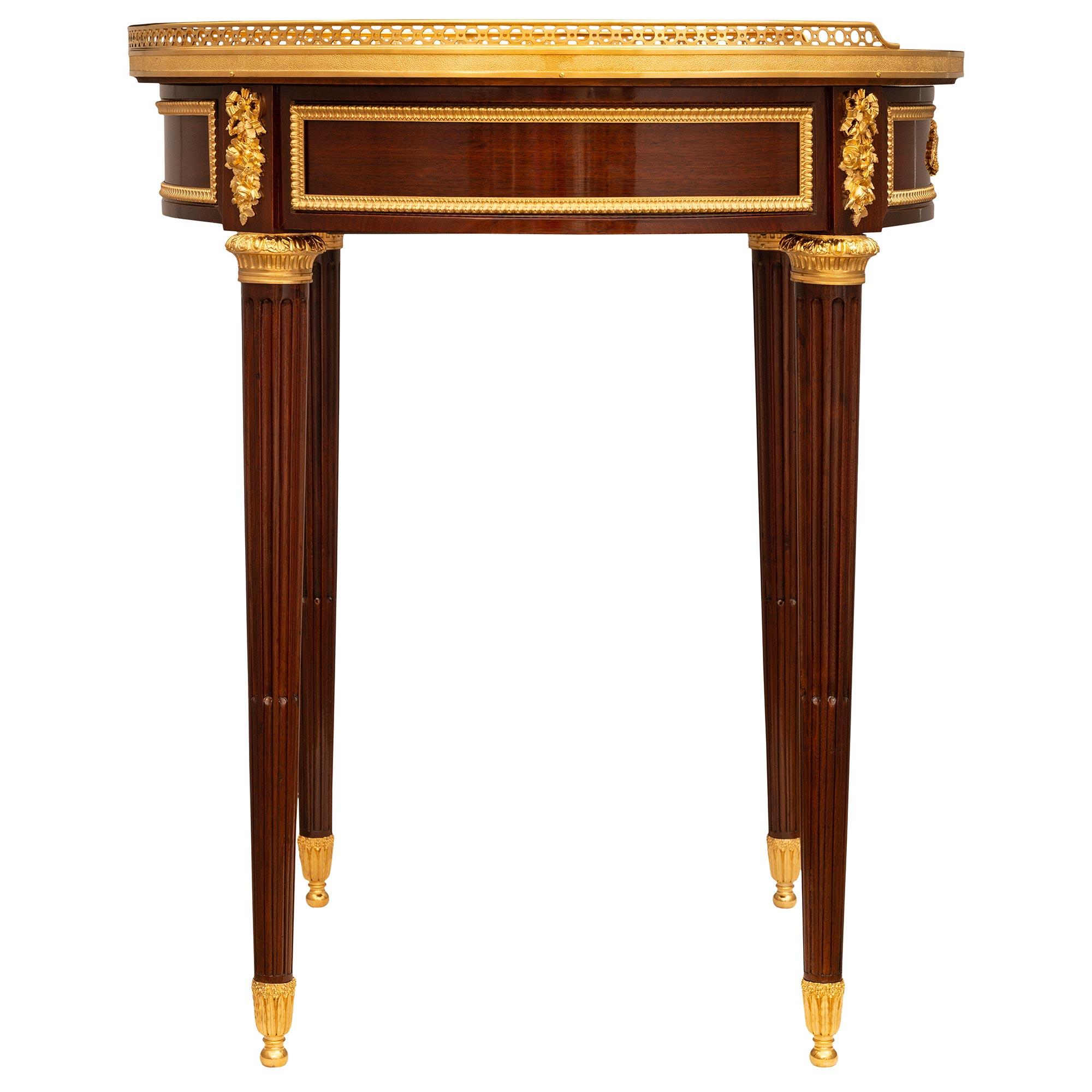 Französischer Marmor-Beistelltisch aus der Belle Epoque des 19. Jahrhunderts im Stil Louis XVI (Goldbronze) im Angebot