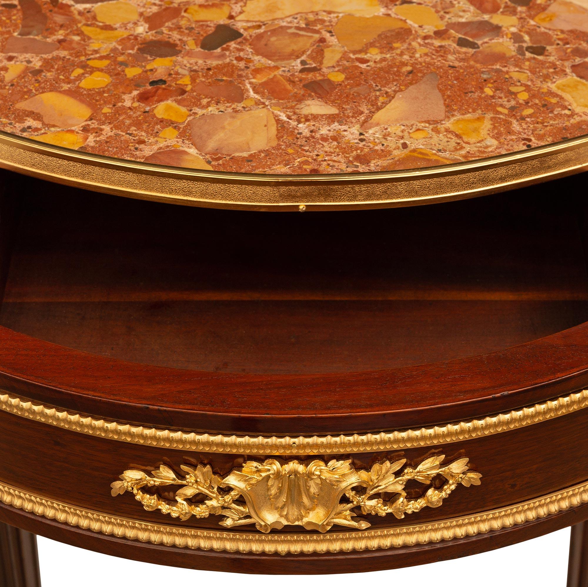 Französischer Marmor-Beistelltisch aus der Belle Epoque des 19. Jahrhunderts im Stil Louis XVI im Angebot 4