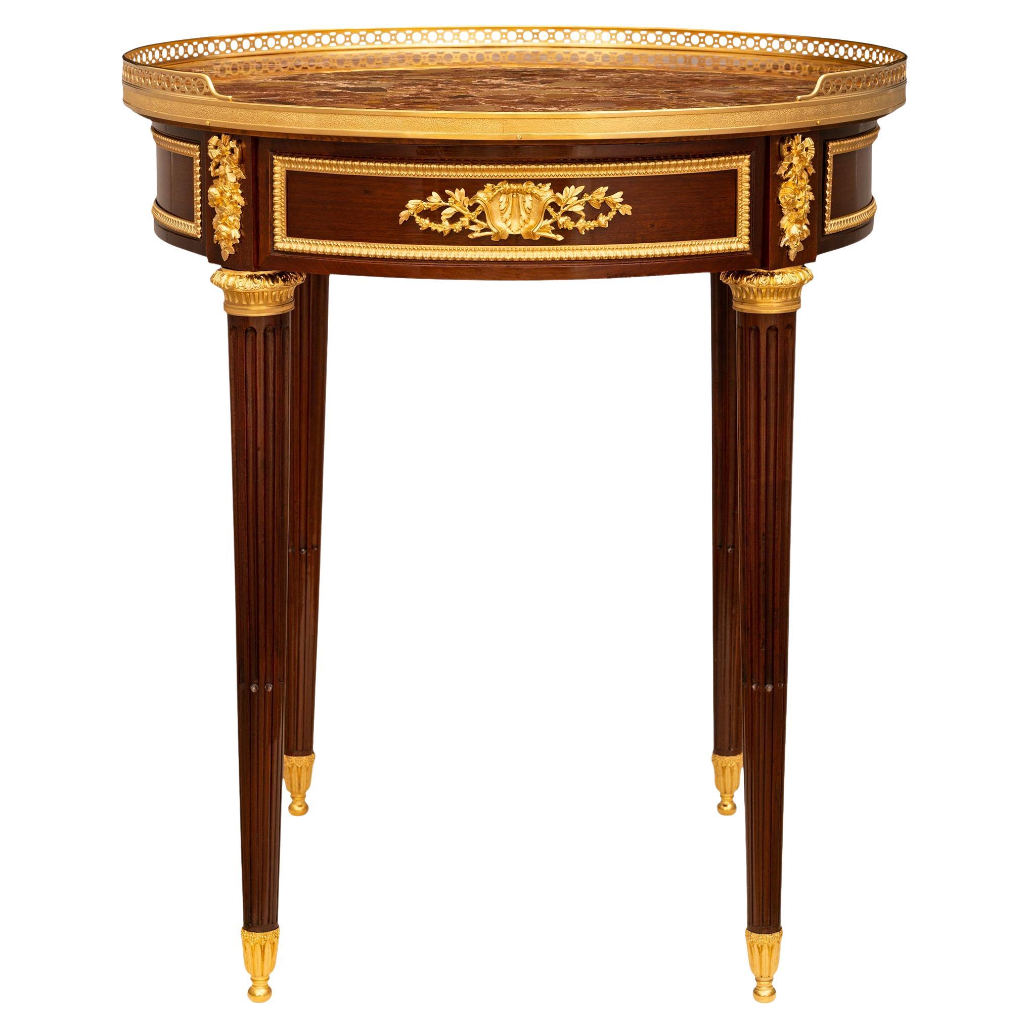 Französischer Marmor-Beistelltisch aus der Belle Epoque des 19. Jahrhunderts im Stil Louis XVI im Angebot