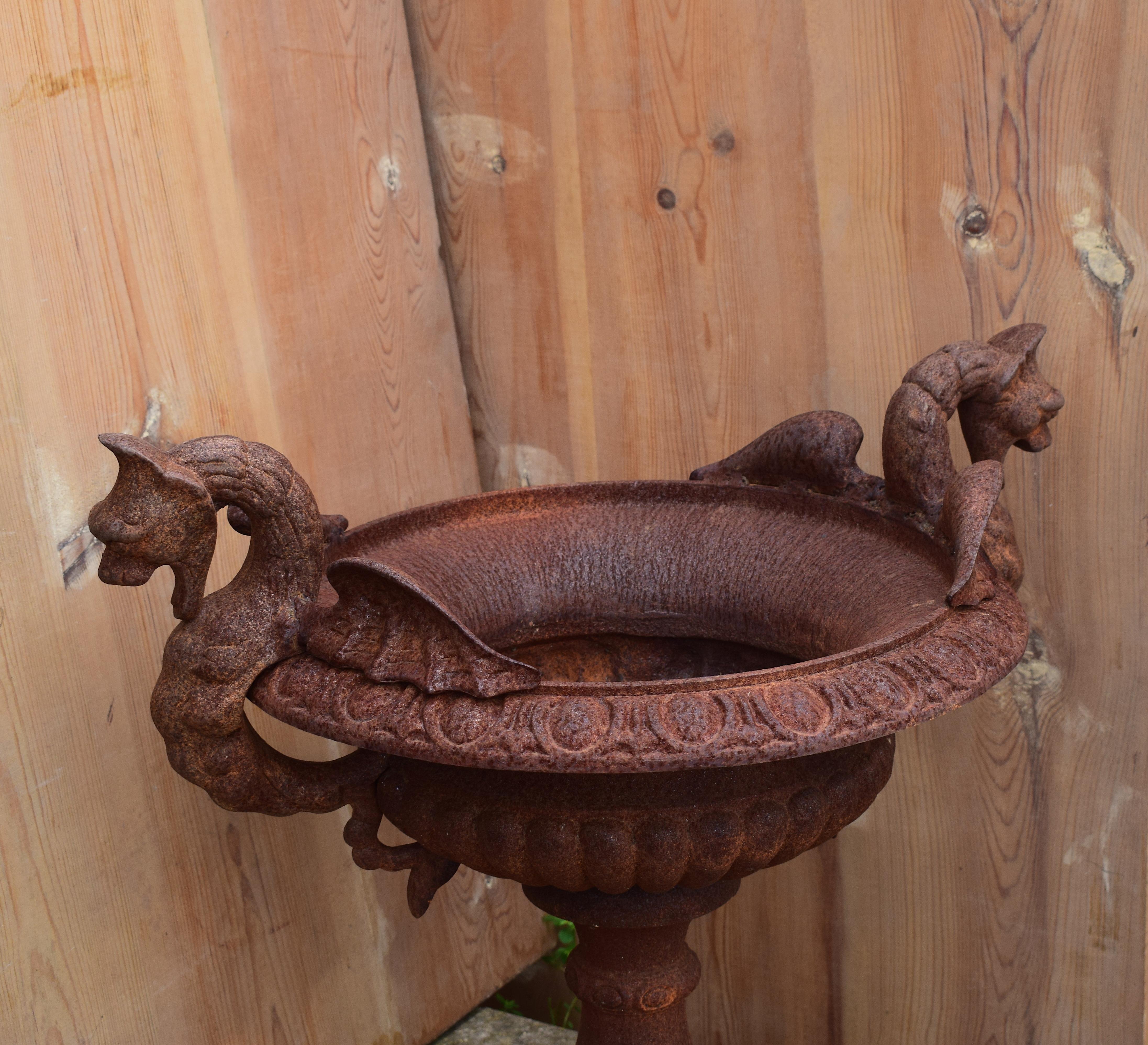 French 19th Century Cast Iron Garden Urn with Dragon Handles In Good Condition For Sale In Vulpellac, Girona