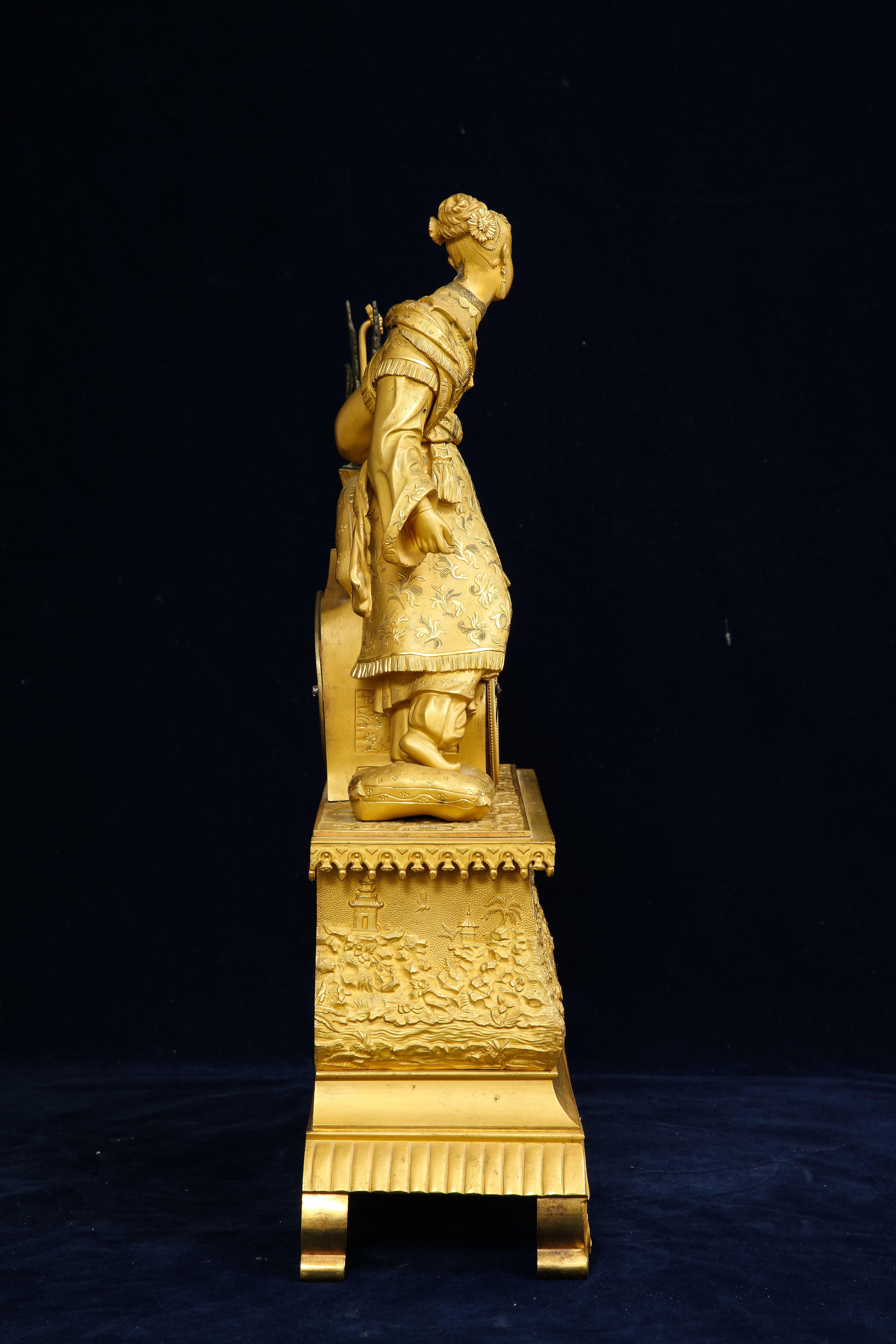 Französische Dore-Bronze-Chinoiserie-Figurenuhr des 19. Jahrhunderts für den chinesischen Markt im Angebot 5