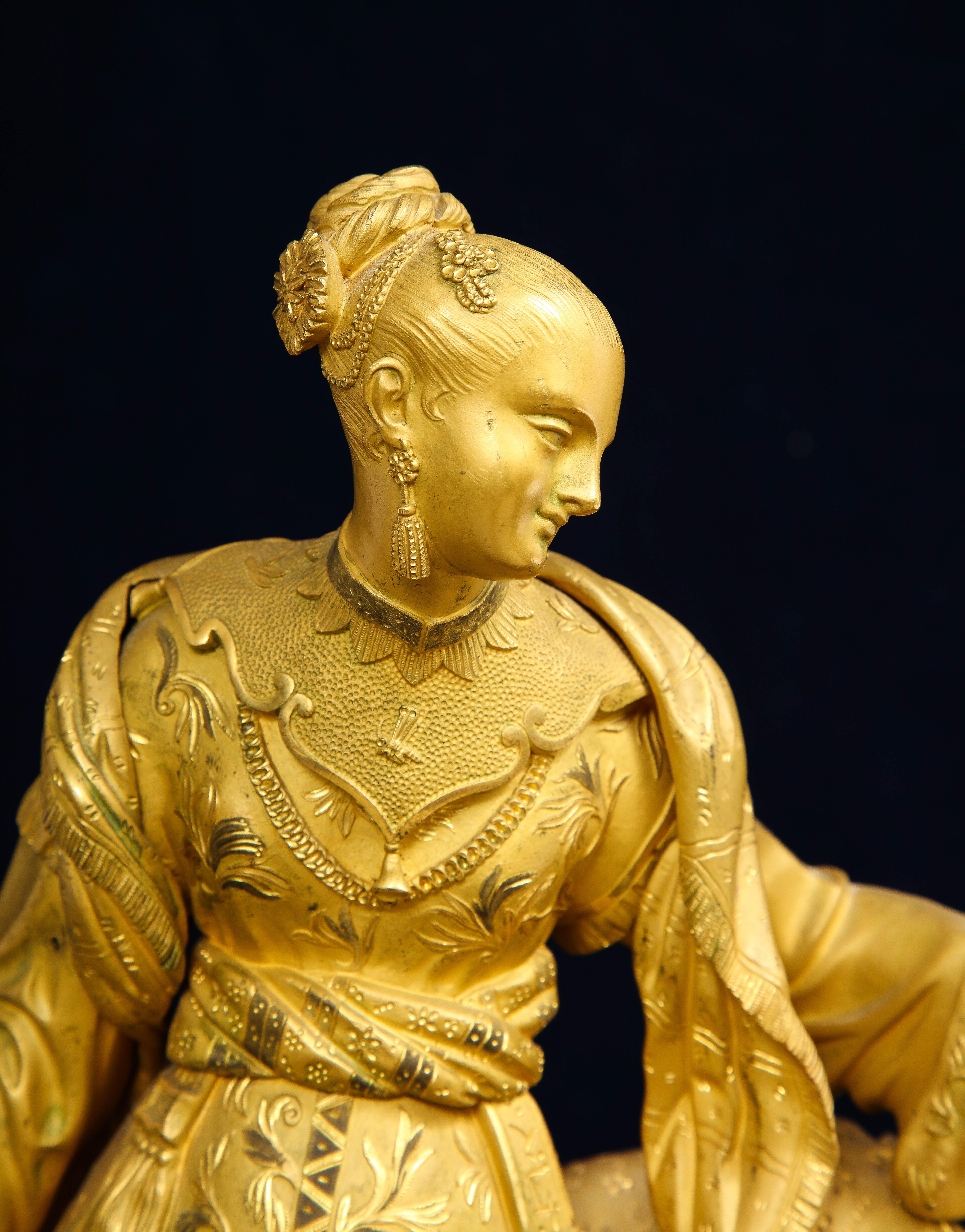 Französische Dore-Bronze-Chinoiserie-Figurenuhr des 19. Jahrhunderts für den chinesischen Markt im Angebot 7