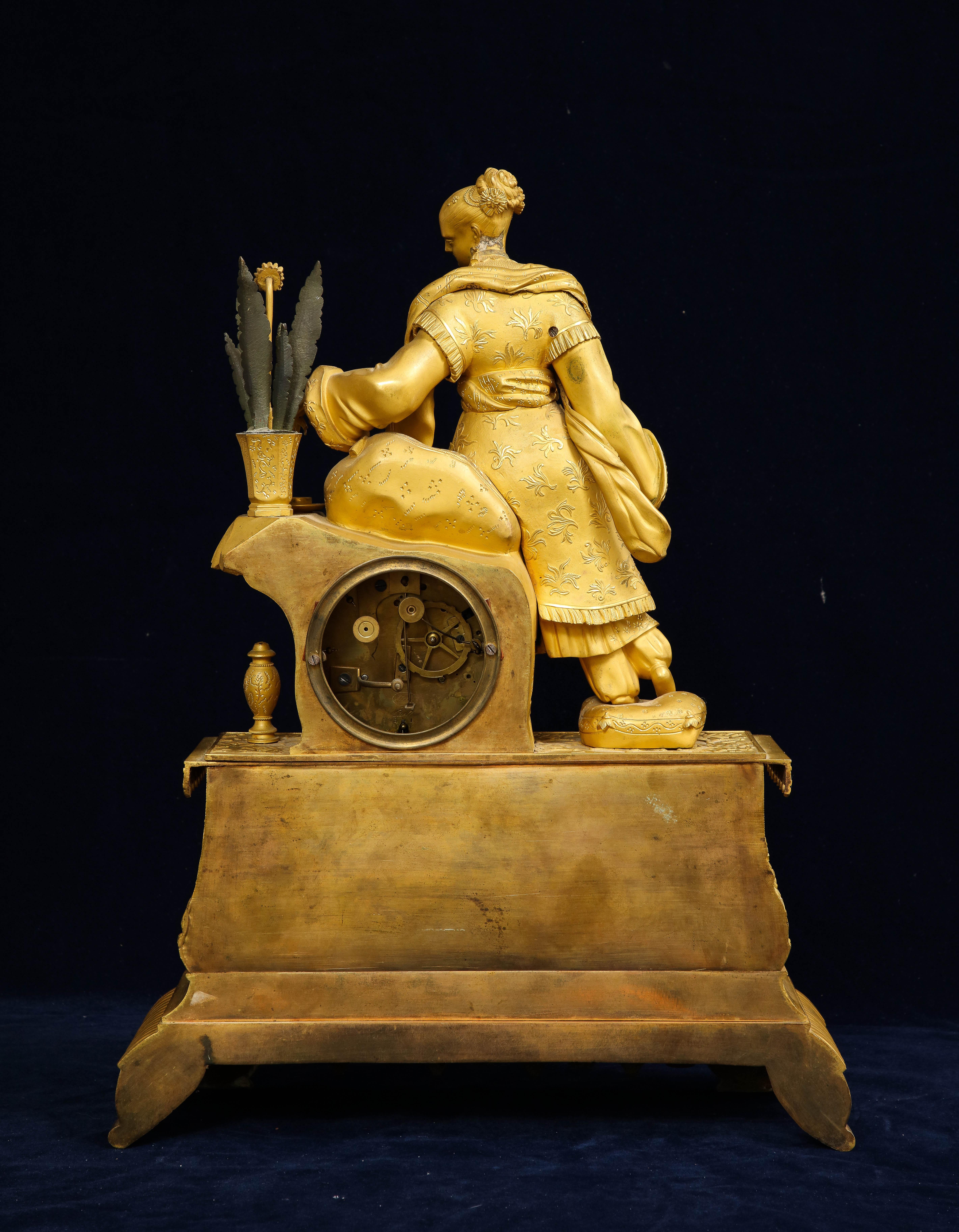 Französische Dore-Bronze-Chinoiserie-Figurenuhr des 19. Jahrhunderts für den chinesischen Markt im Angebot 8
