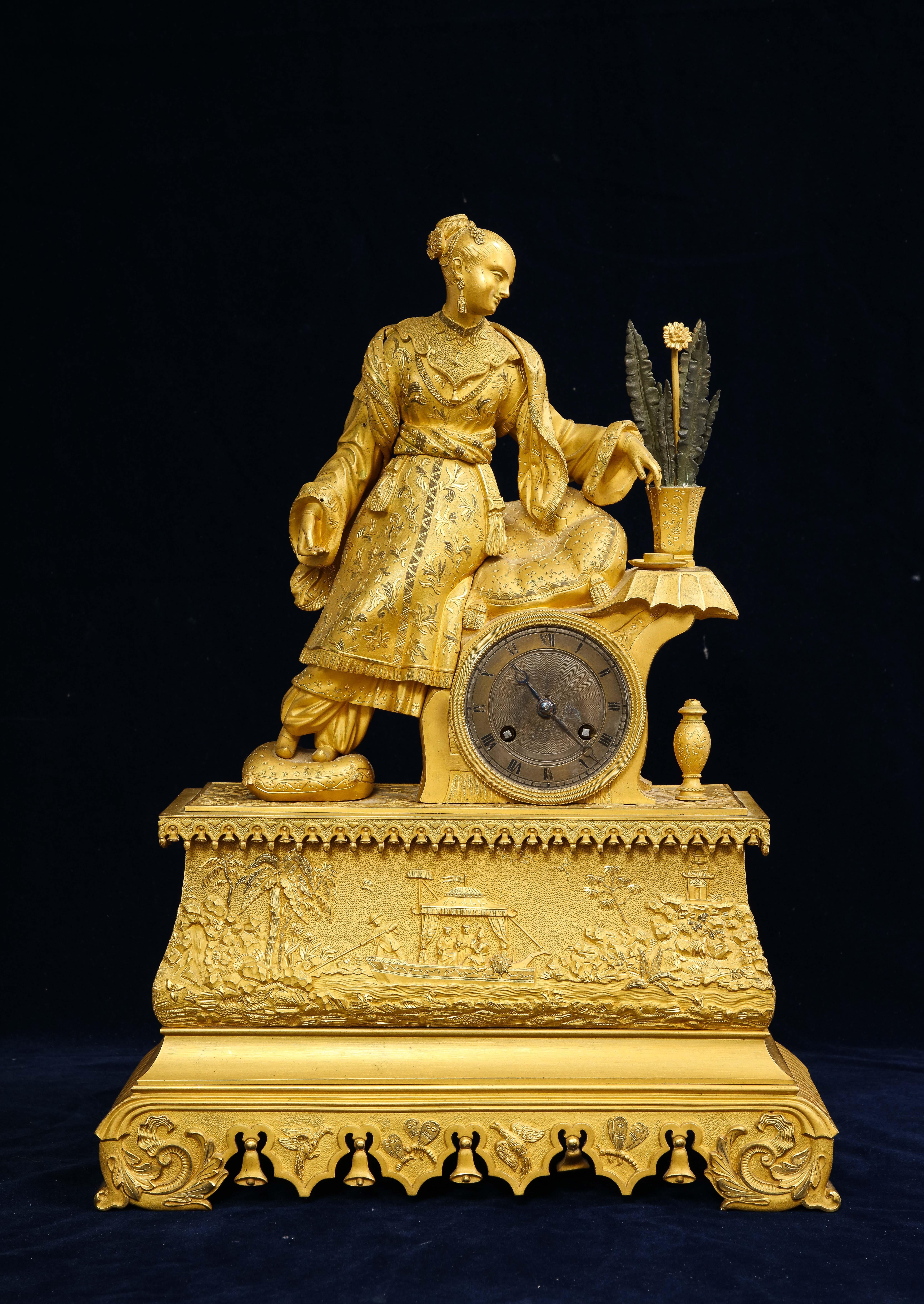 Louis XVI Horloge figurative chinoiseries française du 19ème siècle en bronze doré pour le marché chinois en vente