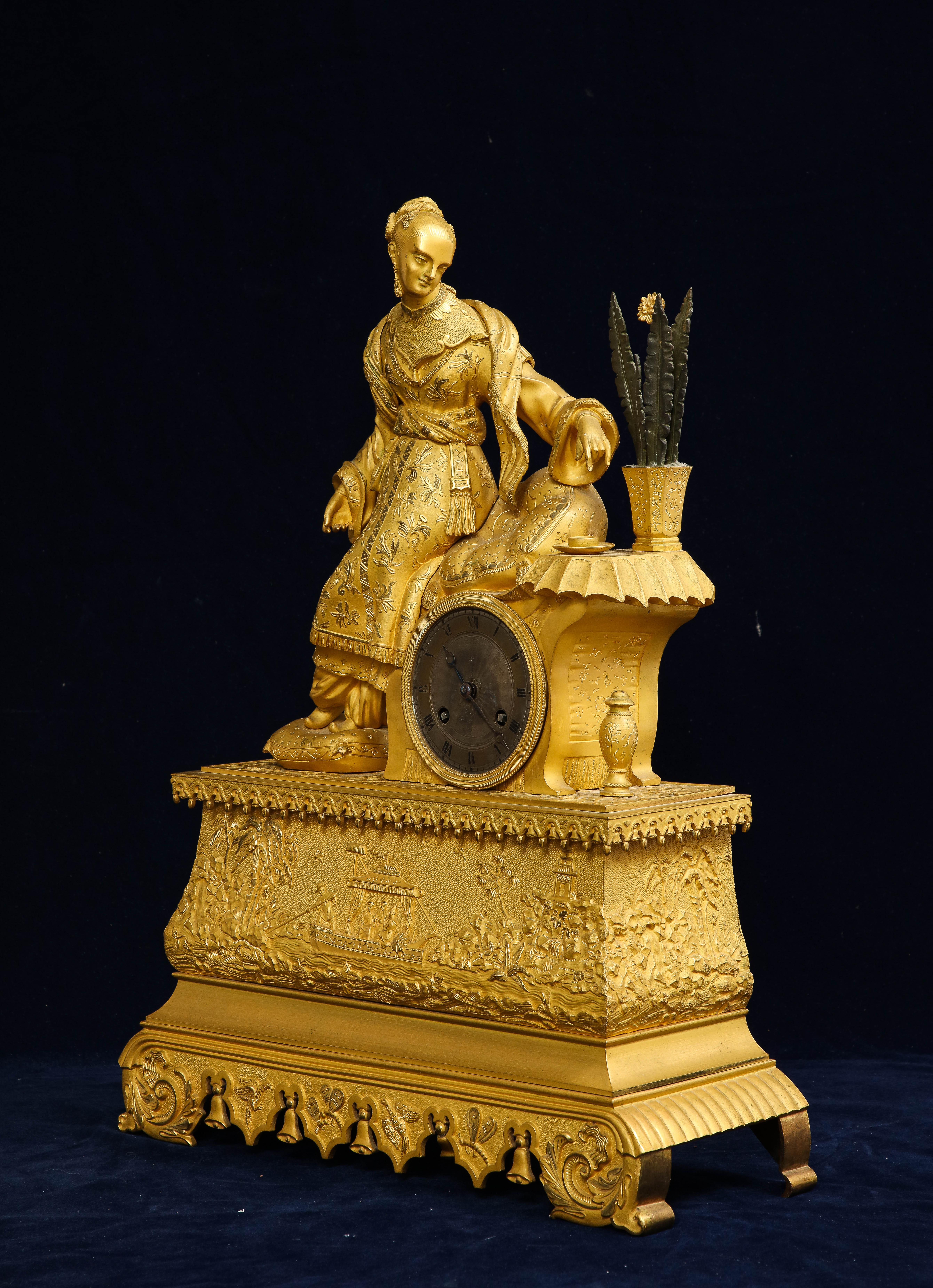 Französische Dore-Bronze-Chinoiserie-Figurenuhr des 19. Jahrhunderts für den chinesischen Markt (Vergoldet) im Angebot