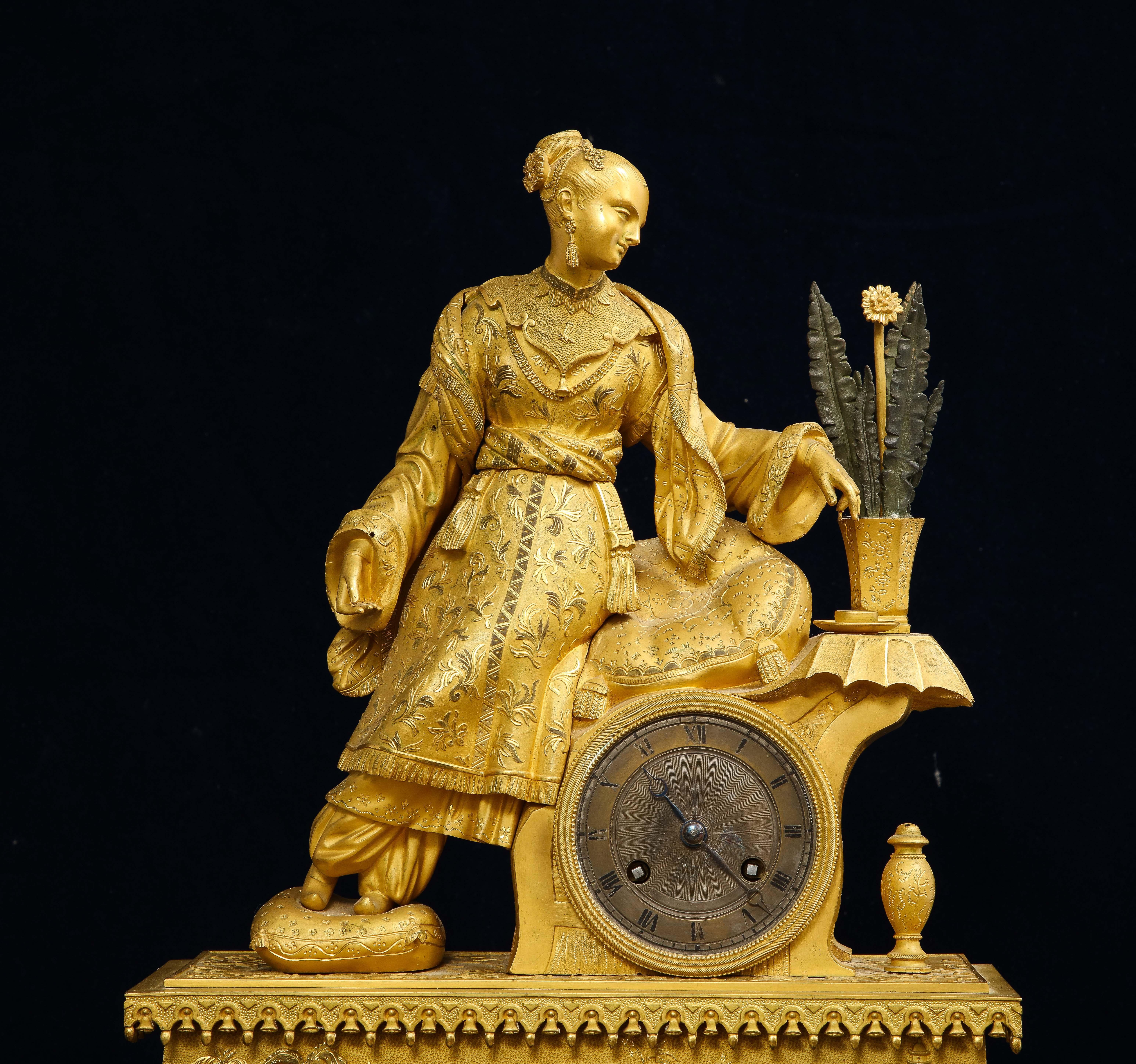 Doré Horloge figurative chinoiseries française du 19ème siècle en bronze doré pour le marché chinois en vente