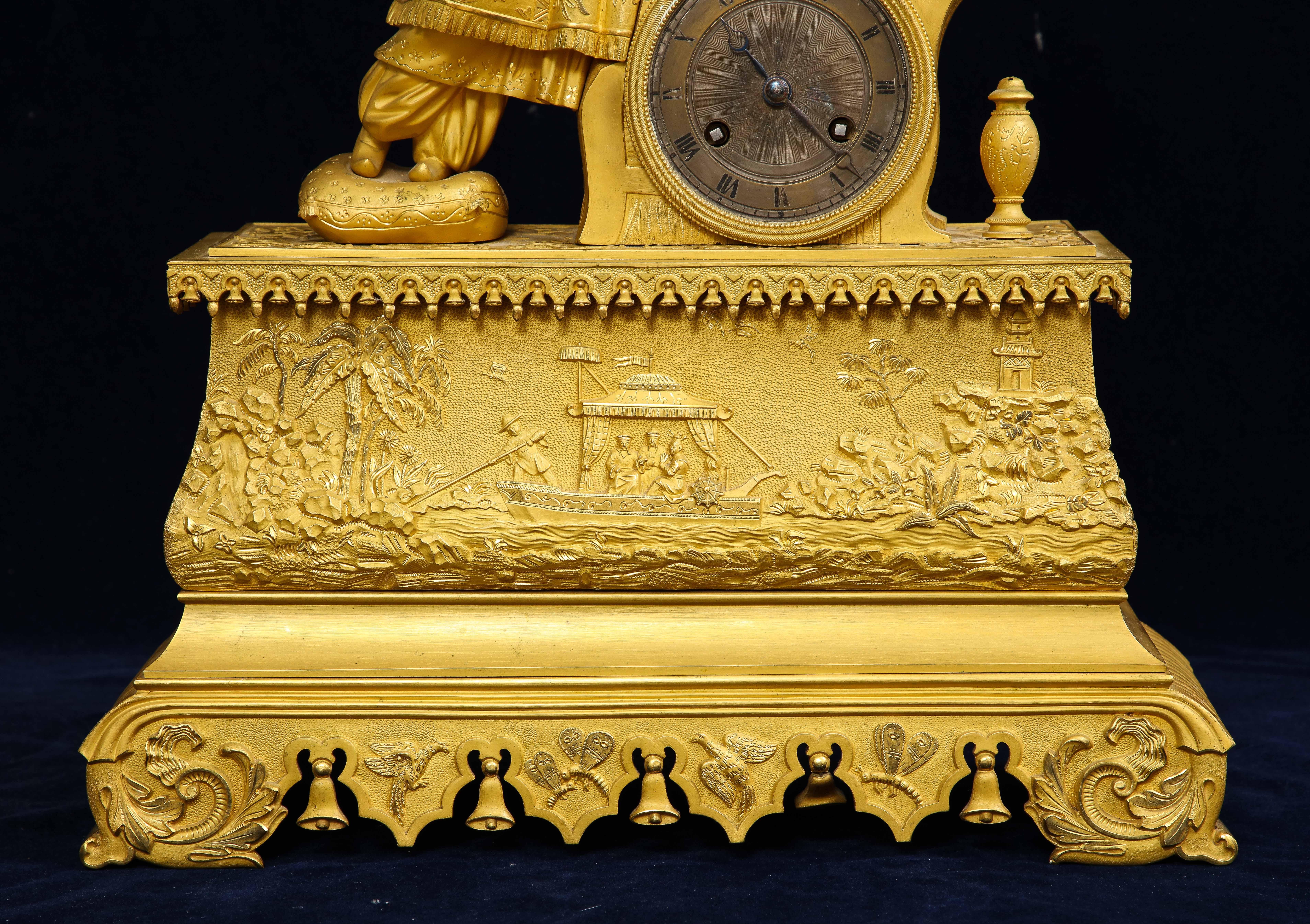 Horloge figurative chinoiseries française du 19ème siècle en bronze doré pour le marché chinois Bon état - En vente à New York, NY