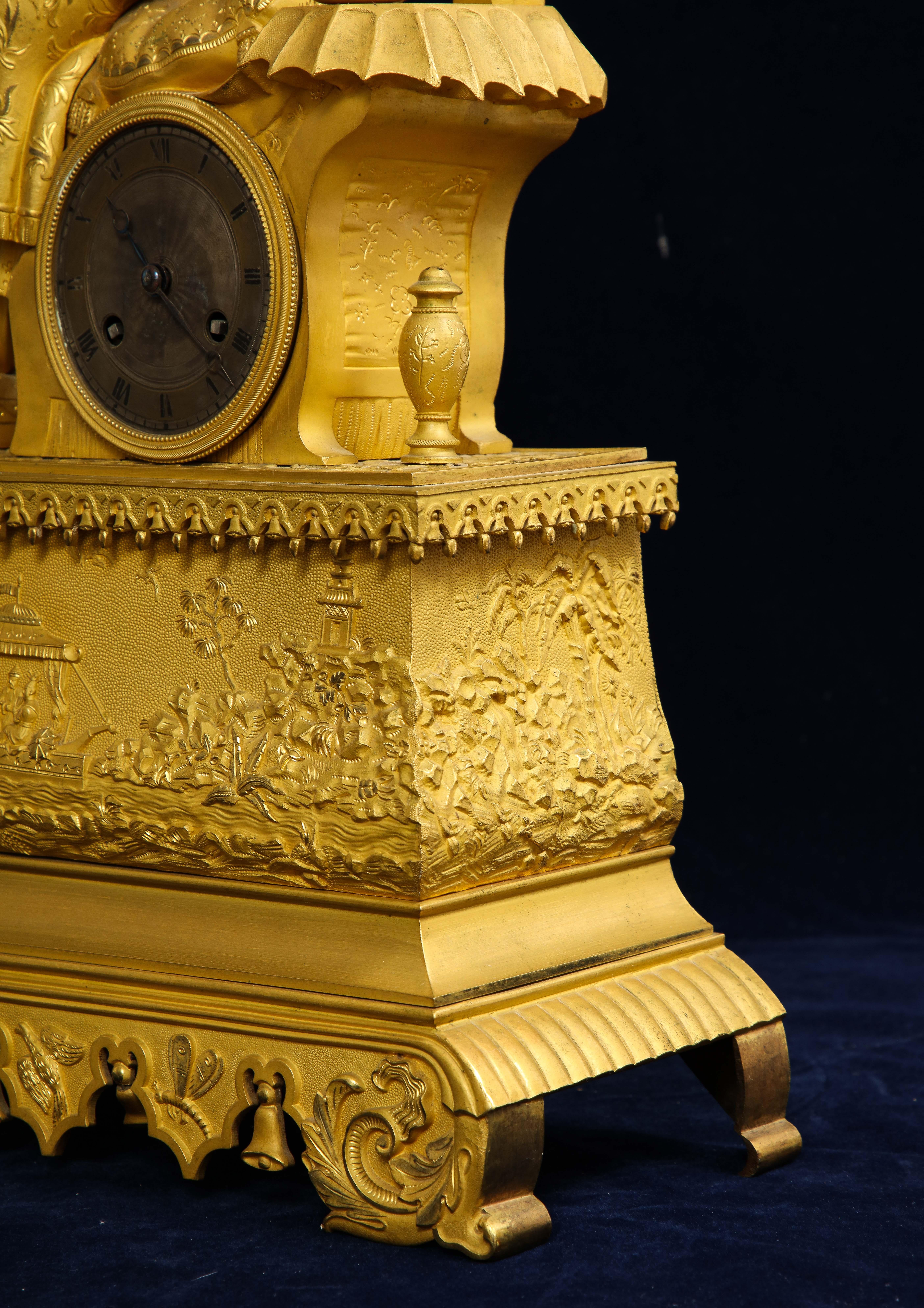 XIXe siècle Horloge figurative chinoiseries française du 19ème siècle en bronze doré pour le marché chinois en vente