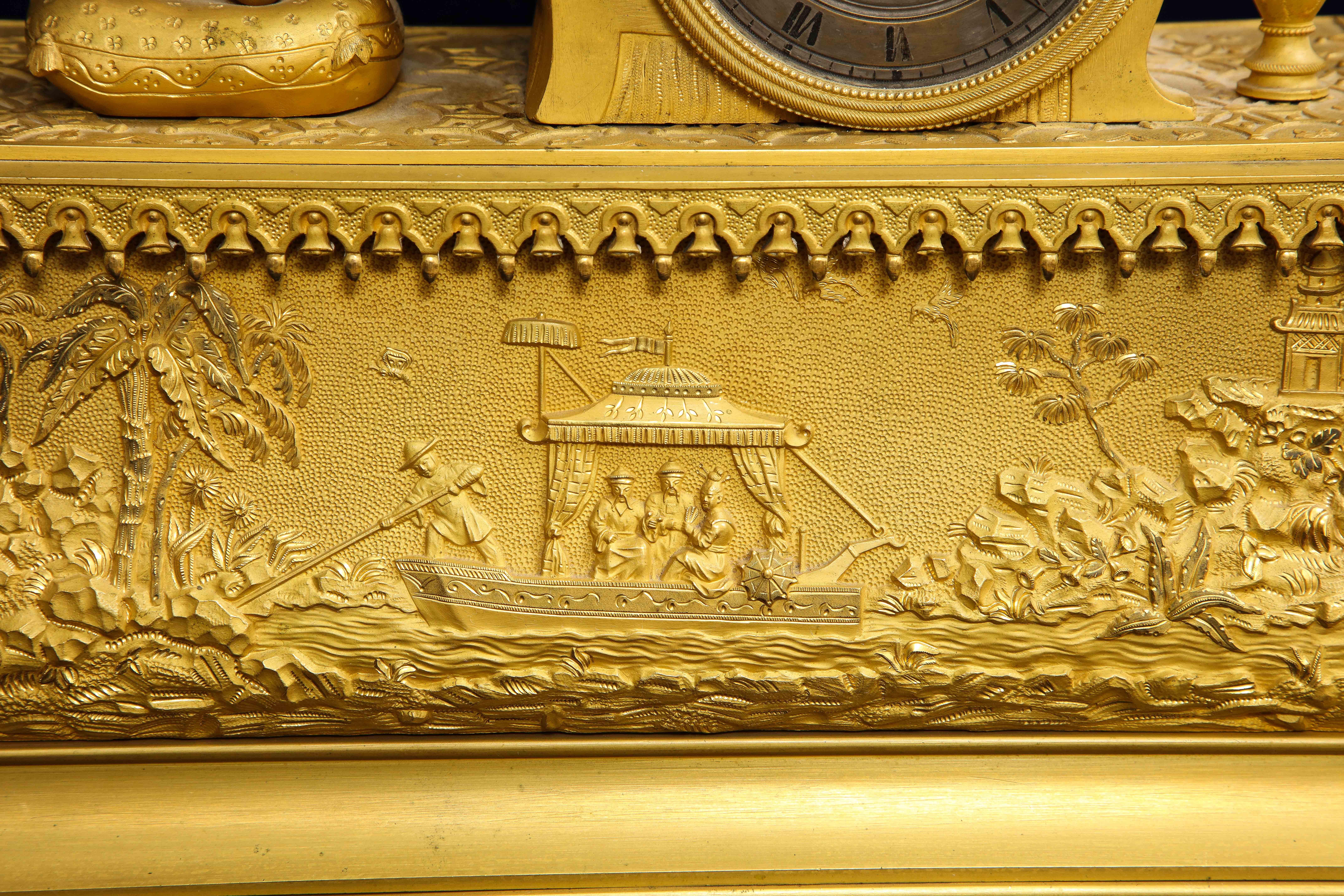 Bronze Horloge figurative chinoiseries française du 19ème siècle en bronze doré pour le marché chinois en vente