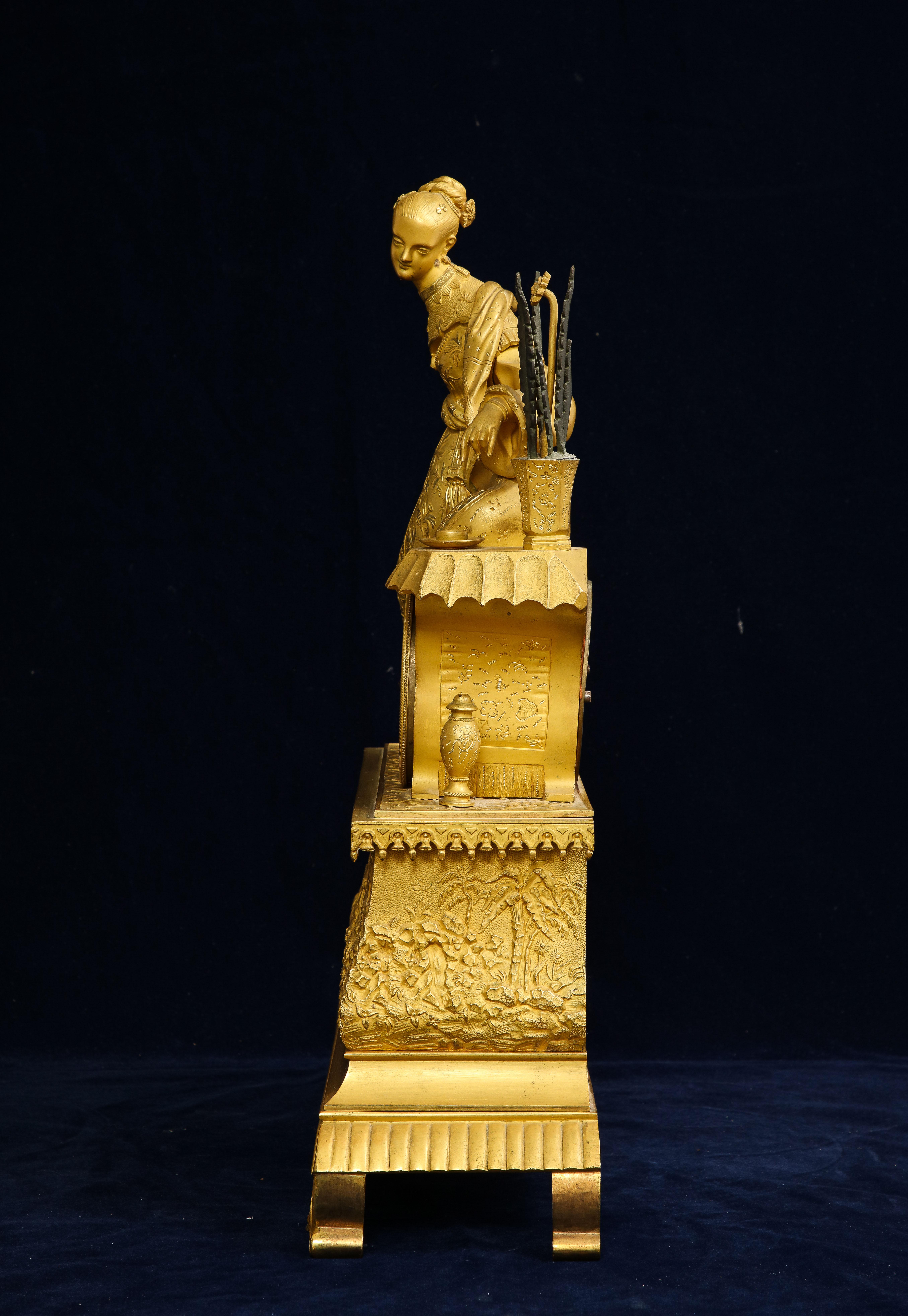 Französische Dore-Bronze-Chinoiserie-Figurenuhr des 19. Jahrhunderts für den chinesischen Markt im Angebot 4