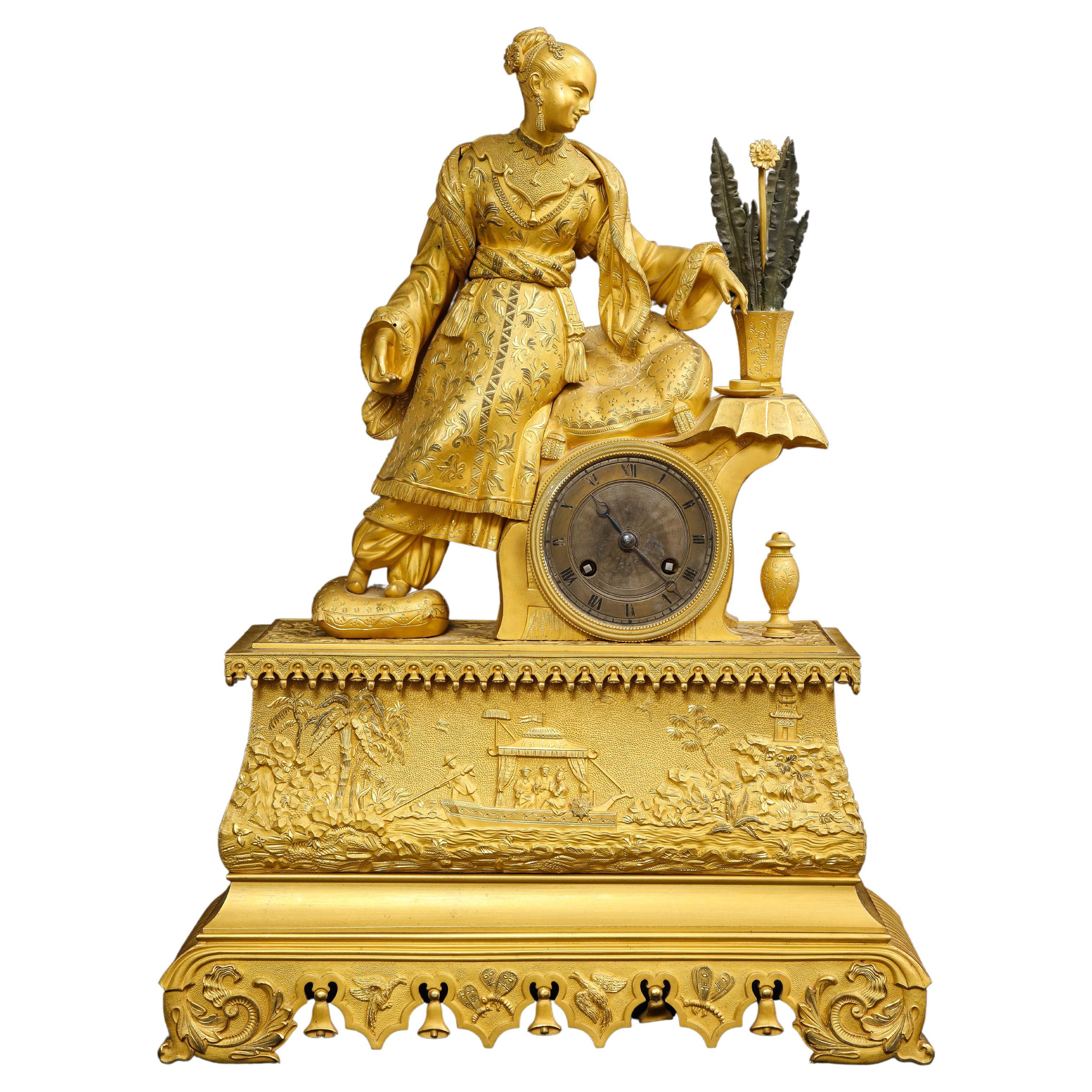 Französische Dore-Bronze-Chinoiserie-Figurenuhr des 19. Jahrhunderts für den chinesischen Markt im Angebot