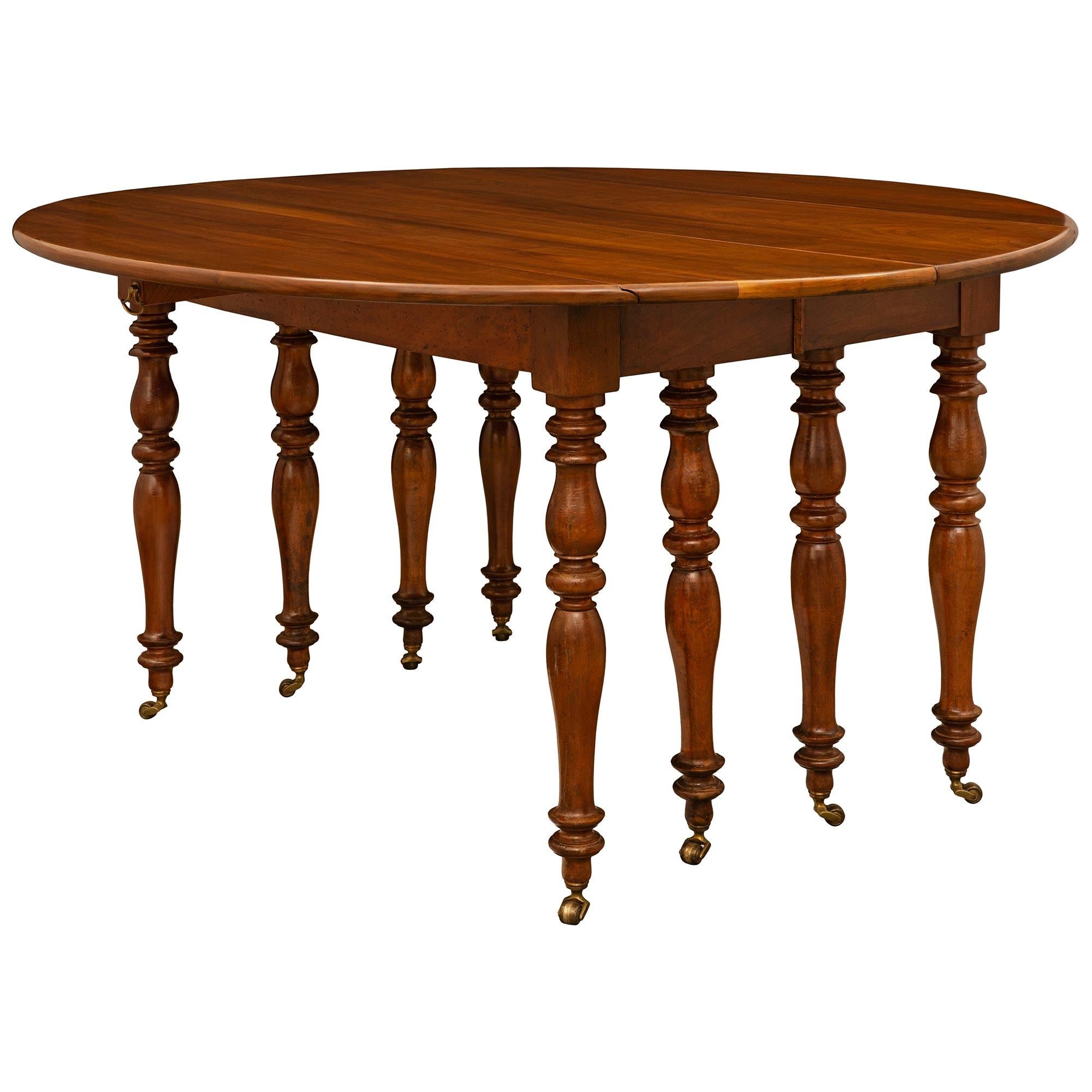 Louis-Philippe Table de salle à manger en noyer de style Louis Philippe du XIXe siècle en vente