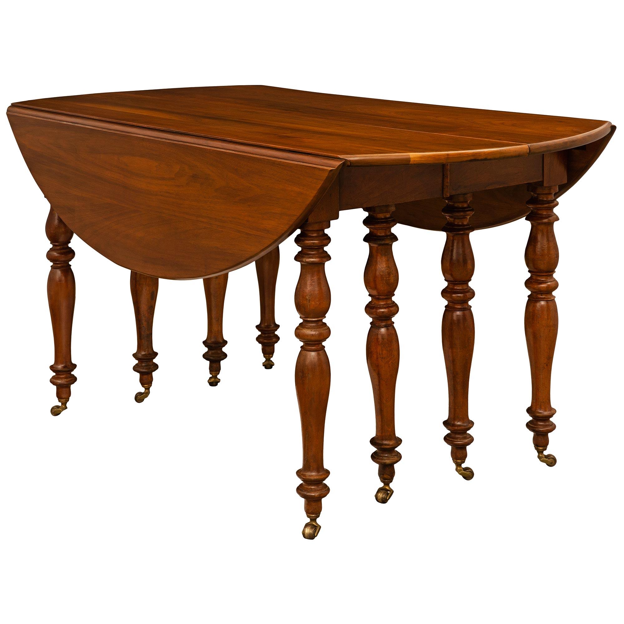 Français Table de salle à manger en noyer de style Louis Philippe du XIXe siècle en vente