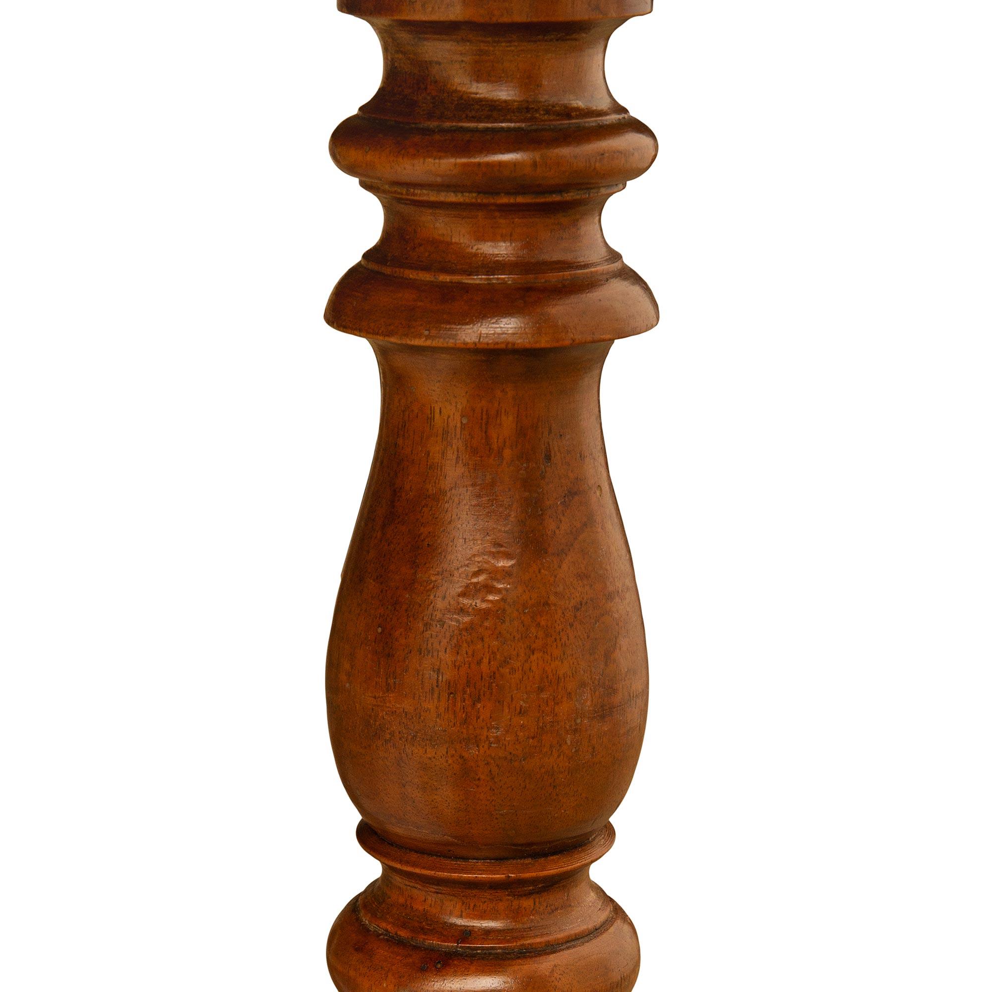 Table de salle à manger en noyer de style Louis Philippe du XIXe siècle en vente 1