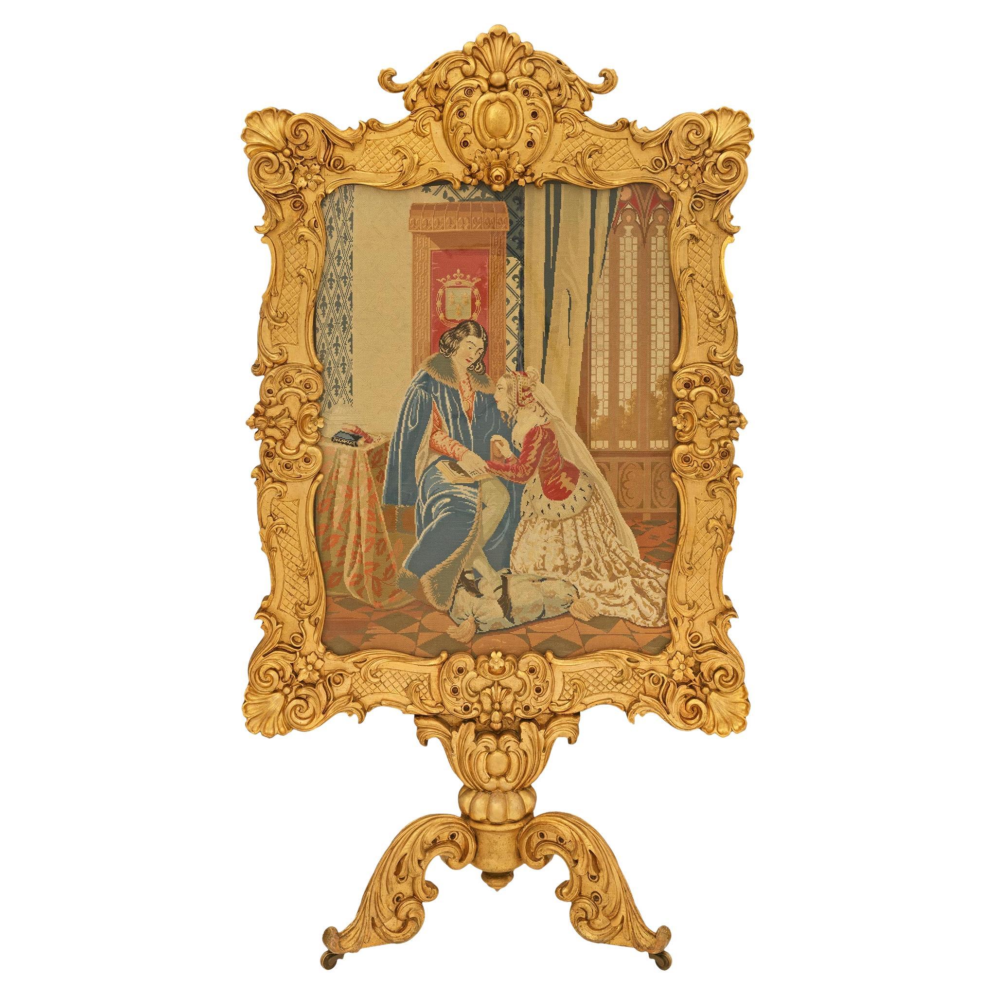 Un écran autoportant français du 19ème siècle, de style Louis XIV, en bois doré et broderie à l'aiguille