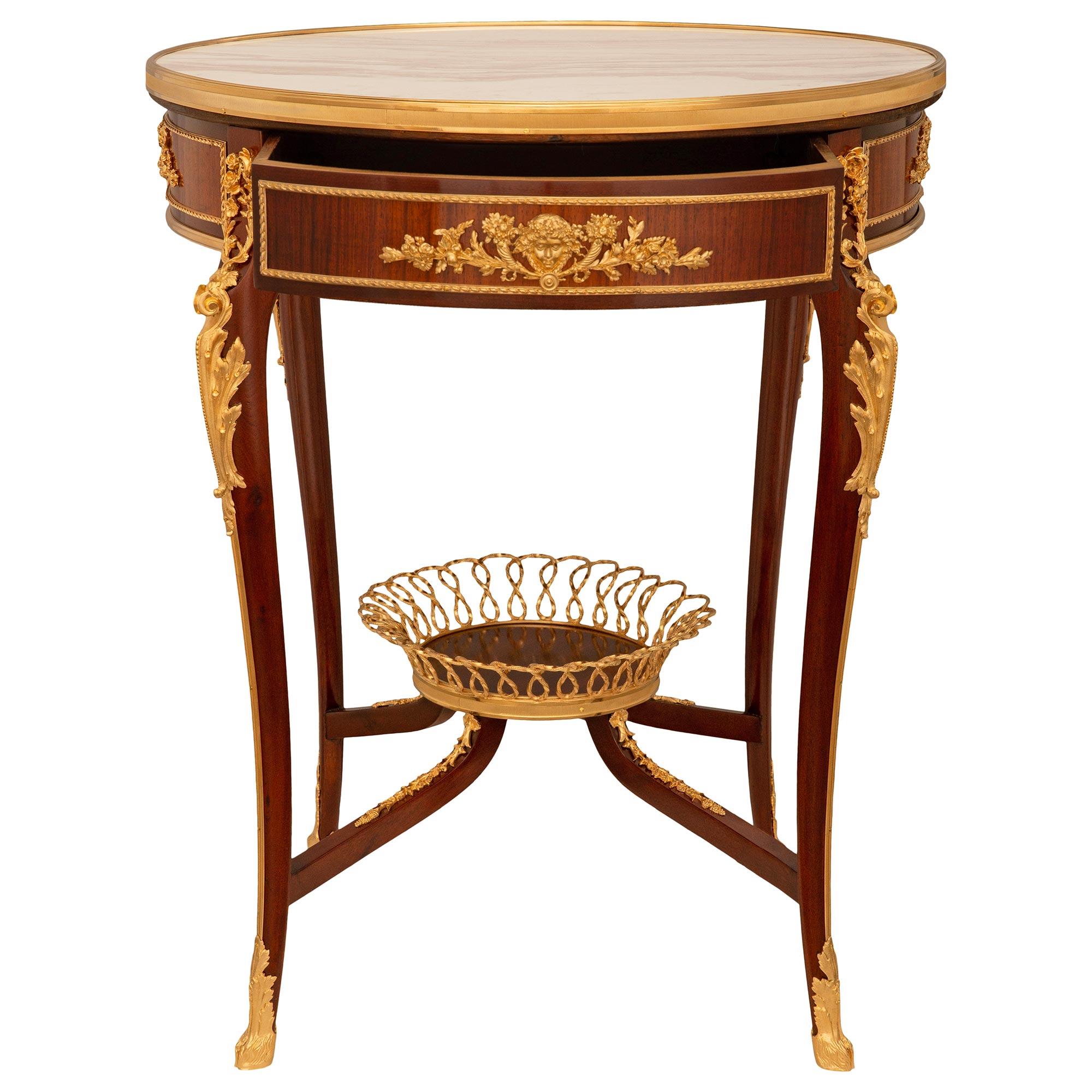 Étonnante et très élégante table d'appoint en bois de roi, tulipier, bronze doré et marbre blanc de Carrare, d'époque Louis XV et Belle Époque, attribuée à François Linke. Cette superbe table d'appoint repose sur quatre pieds cabriole décorés de