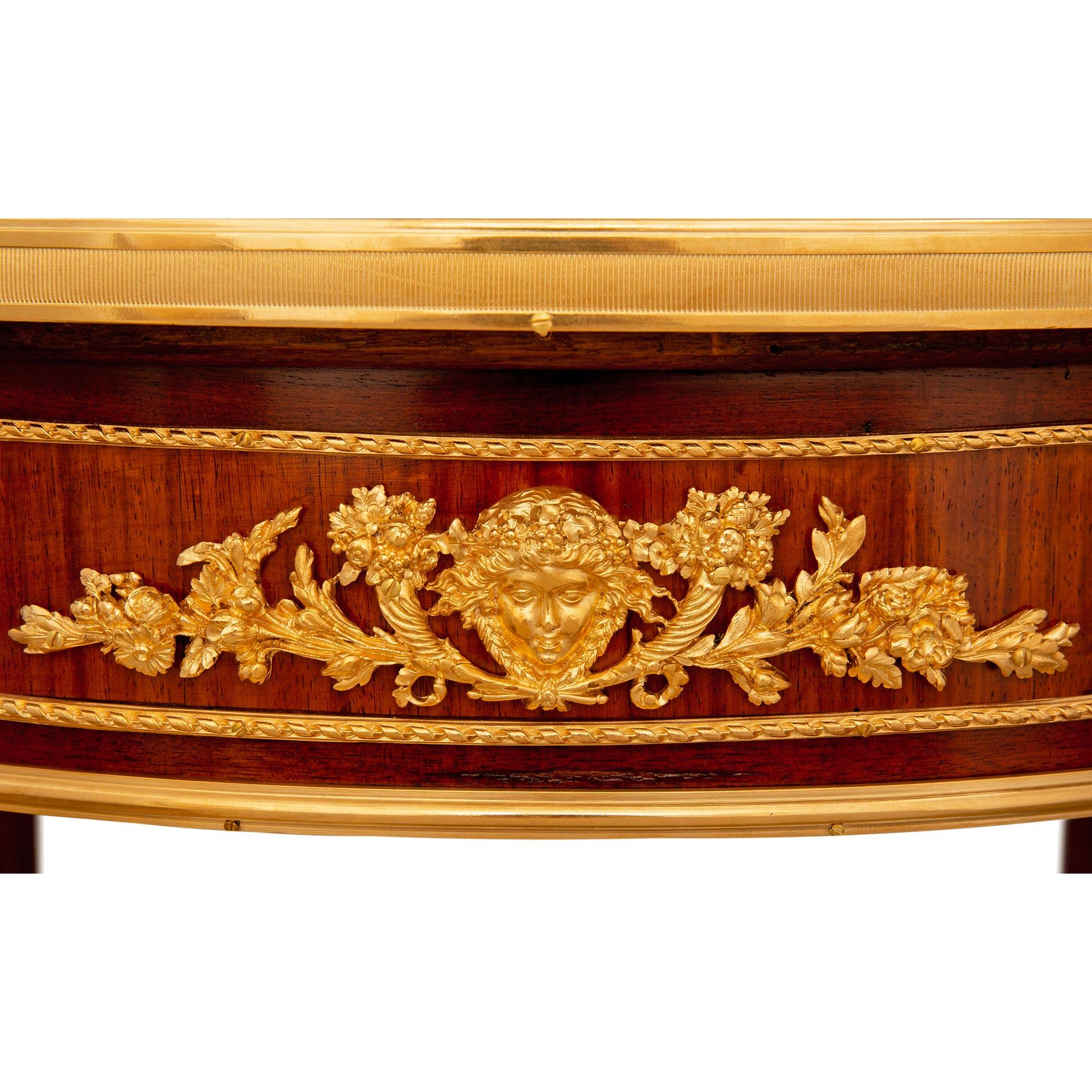 Bronze doré Table d'appoint en bois de roi, d'époque Louis XV ou Belle Époque, du XIXe siècle. en vente