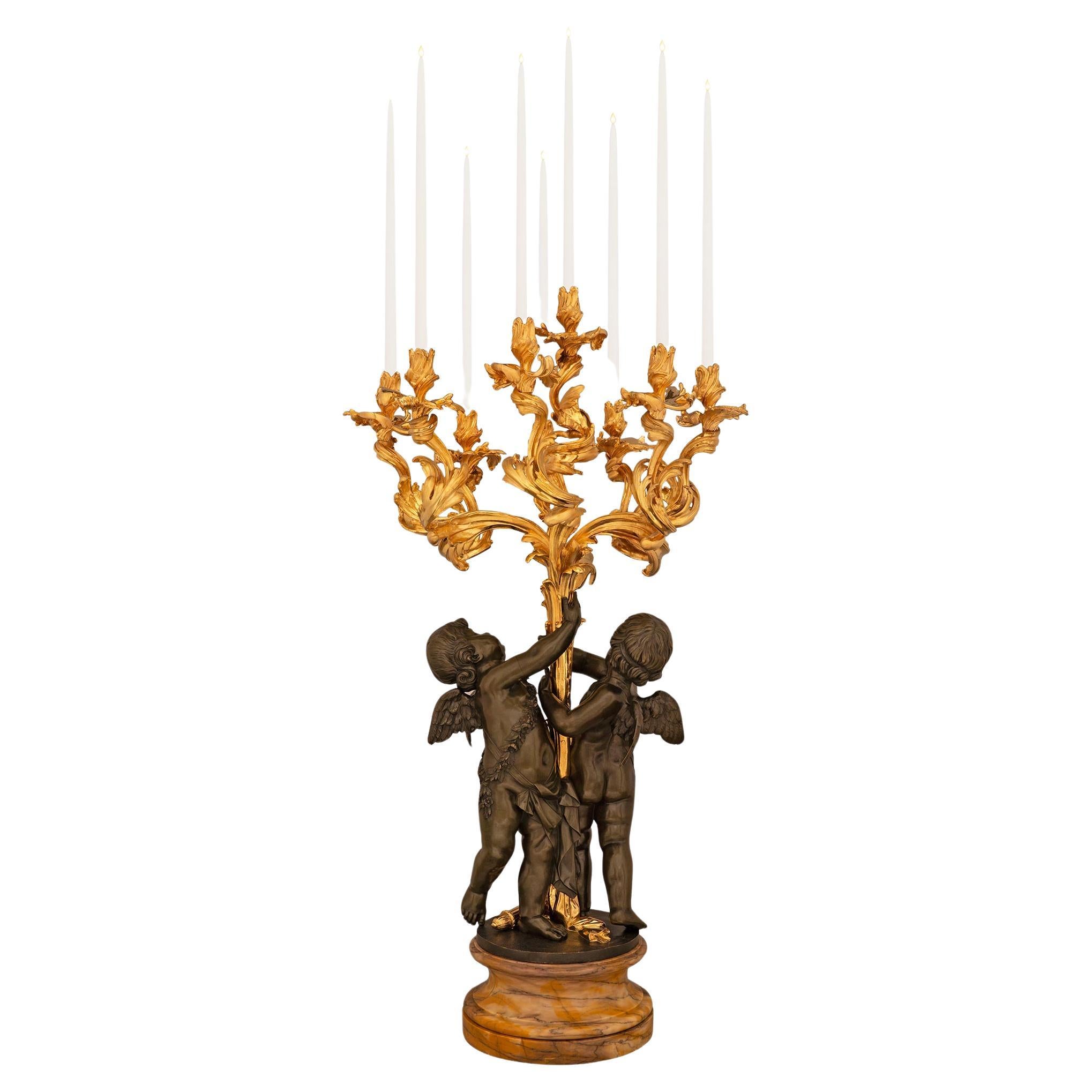 Eine spektakuläre und monumentale Französisch 19. Jahrhundert Louis XV st. Belle Époque Periode patiniert Bronze, Ormolu, und Giallo Antico Marmor Torchière Kandelaber. Dieser neunarmige und äußerst stattliche Kandelaber wird von einem runden Sockel