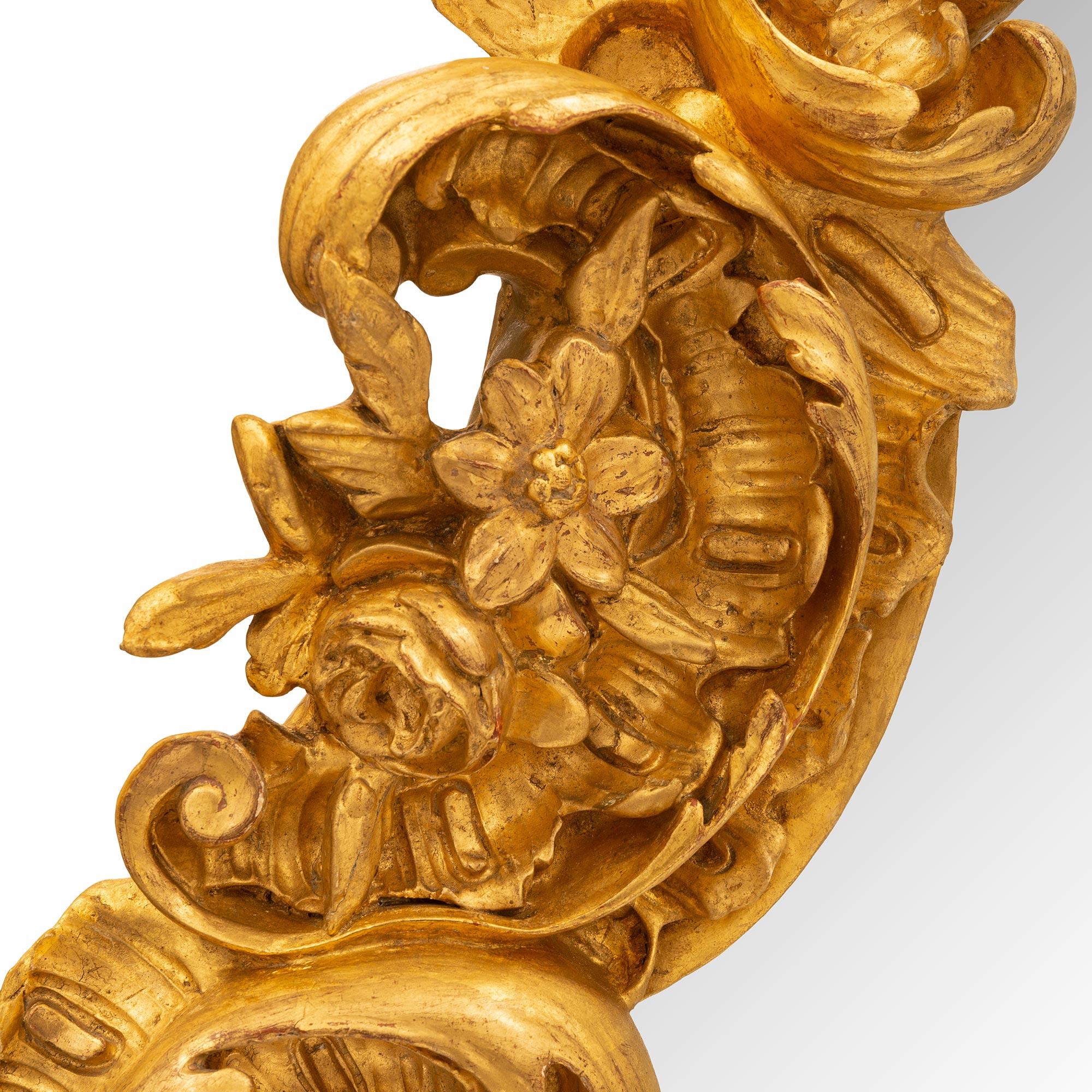 Bois doré Miroir français du 19ème siècle en bois doré de style Louis XV en vente