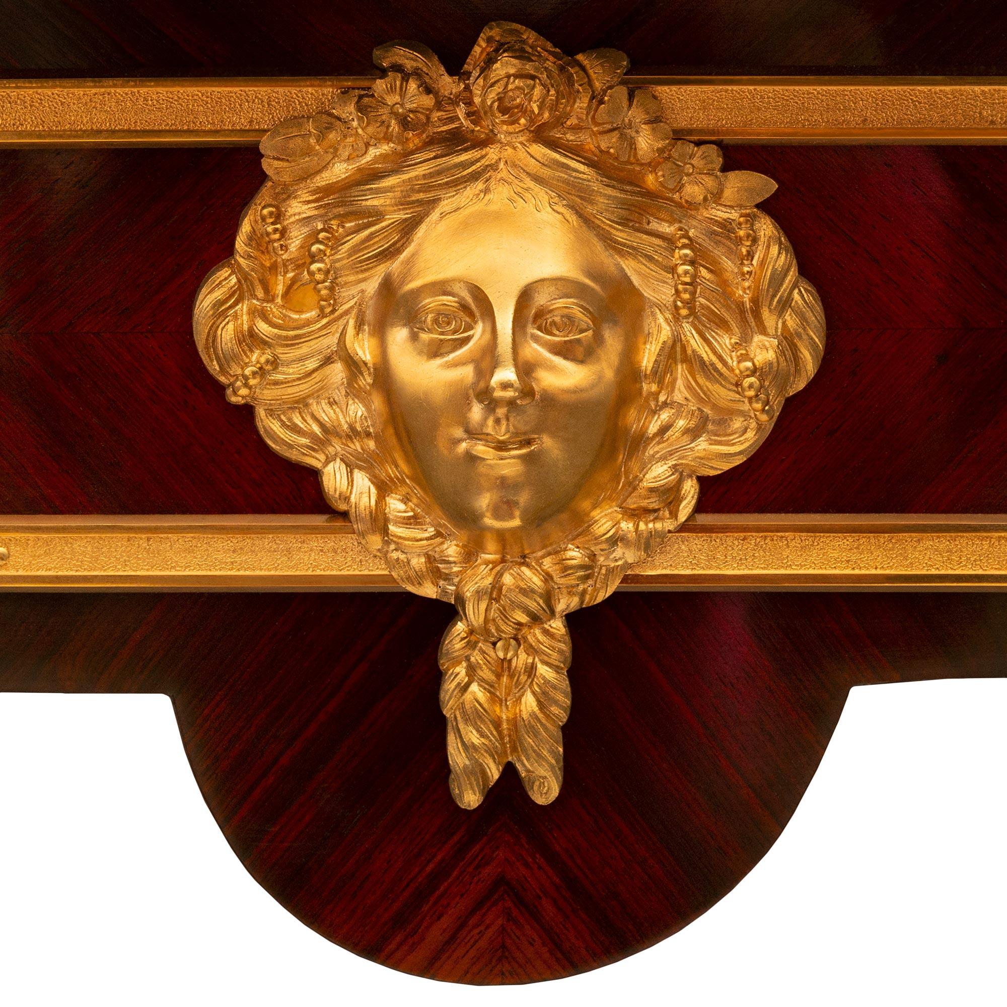 Bureau en bois de roi et bronze doré de style Louis XV du XIXe siècle en vente 5