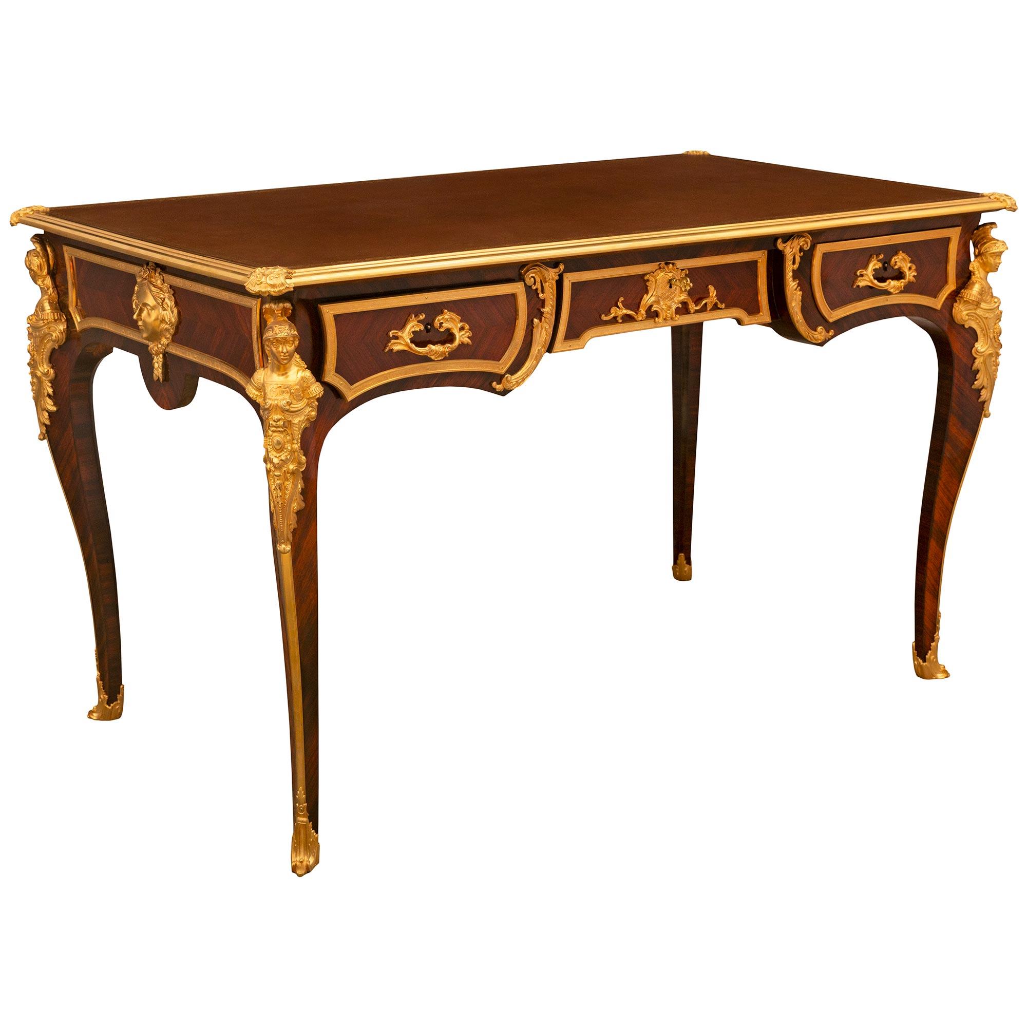 Français Bureau en bois de roi et bronze doré de style Louis XV du XIXe siècle en vente