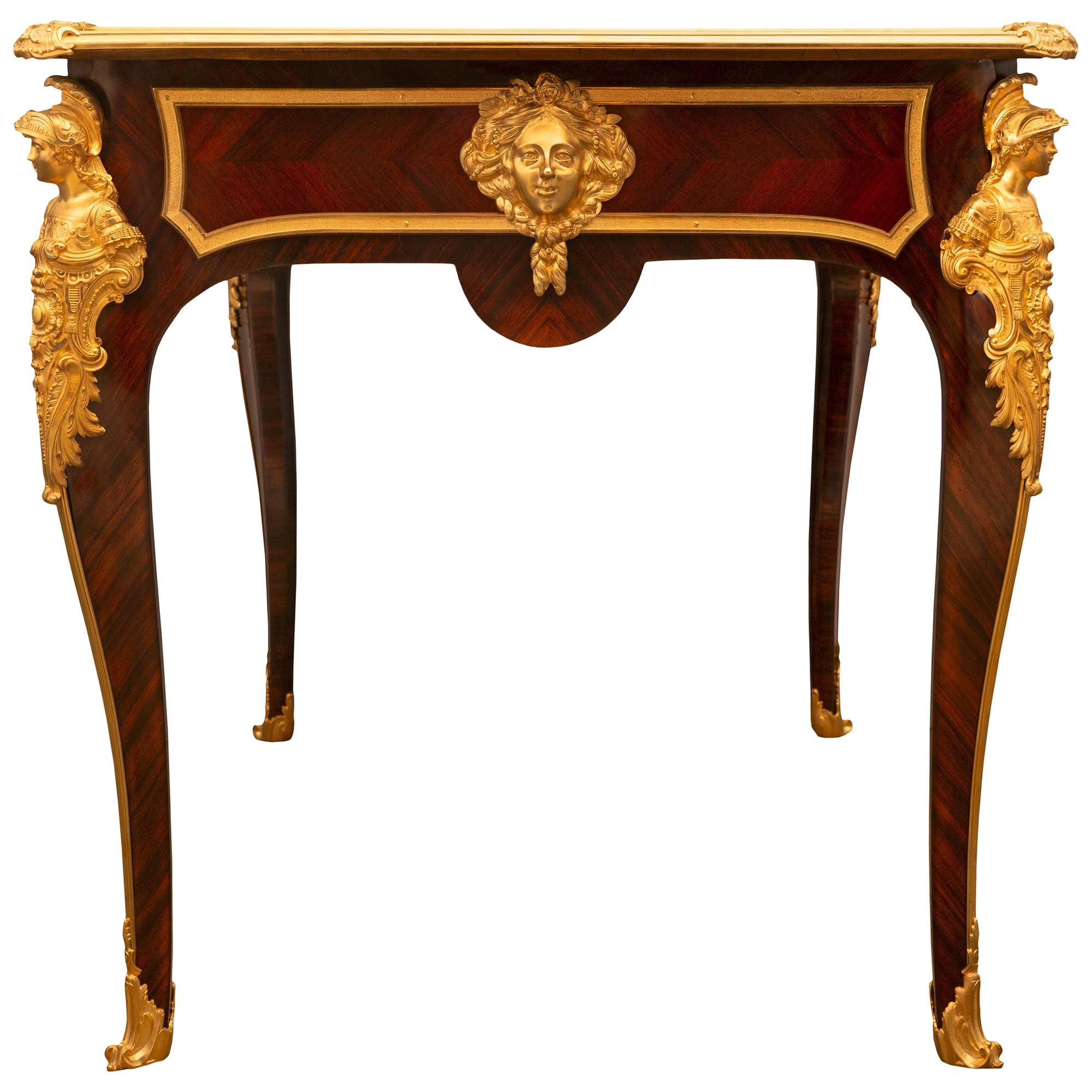 Bronze doré Bureau en bois de roi et bronze doré de style Louis XV du XIXe siècle en vente