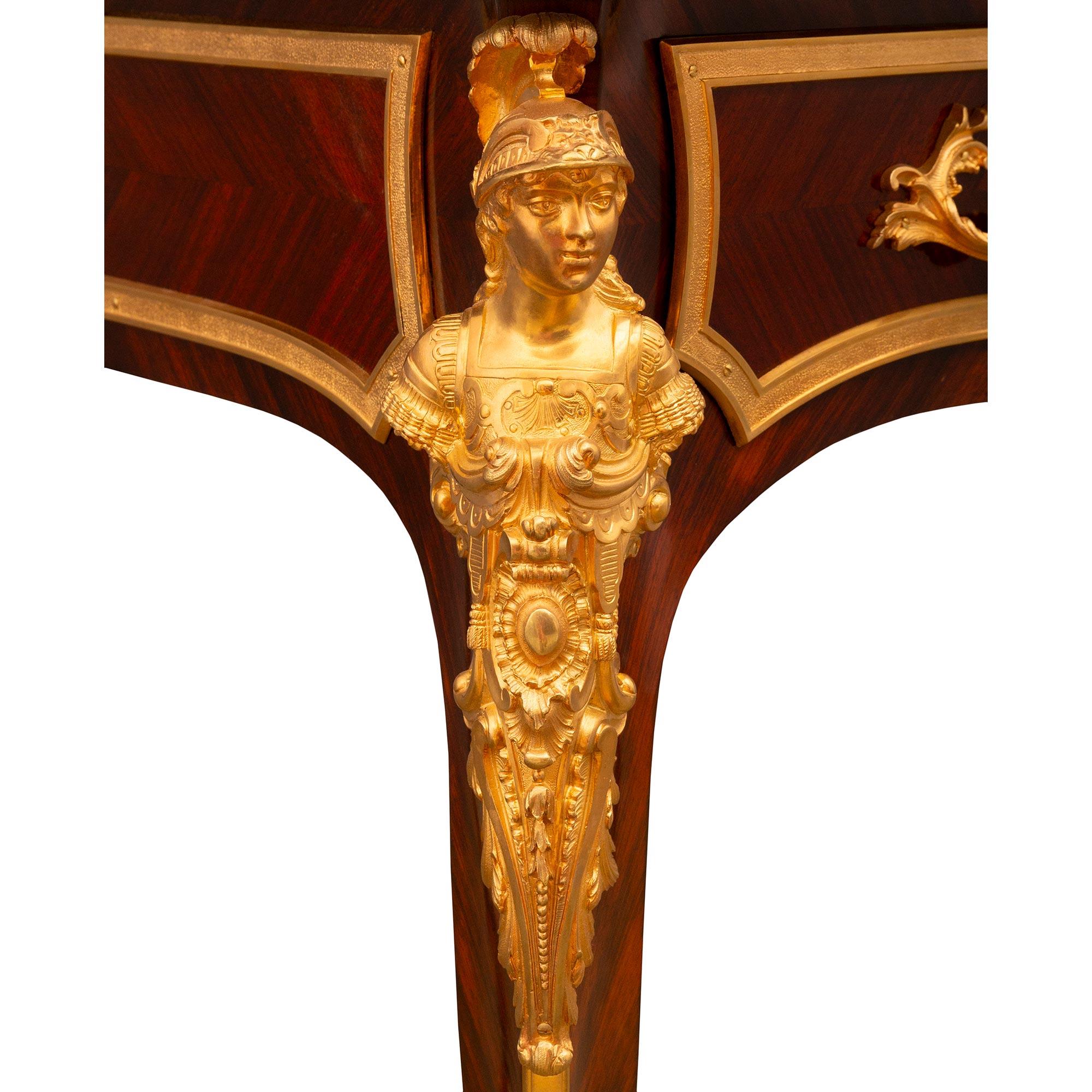 Bureau en bois de roi et bronze doré de style Louis XV du XIXe siècle en vente 1