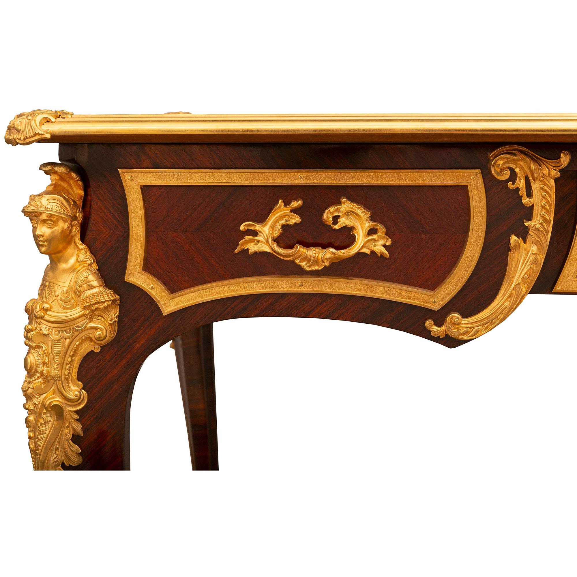 Bureau en bois de roi et bronze doré de style Louis XV du XIXe siècle en vente 2