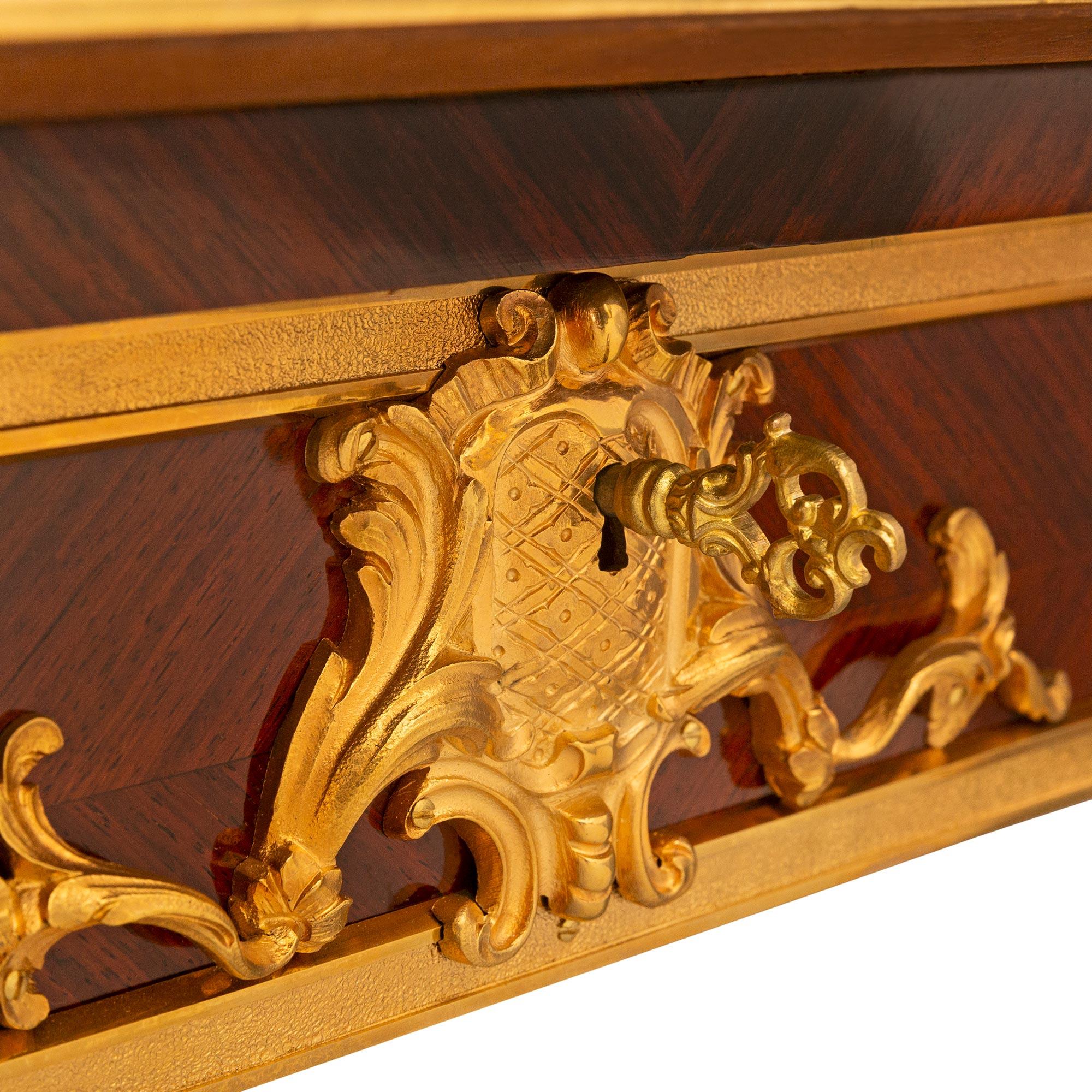 Bureau en bois de roi et bronze doré de style Louis XV du XIXe siècle en vente 3